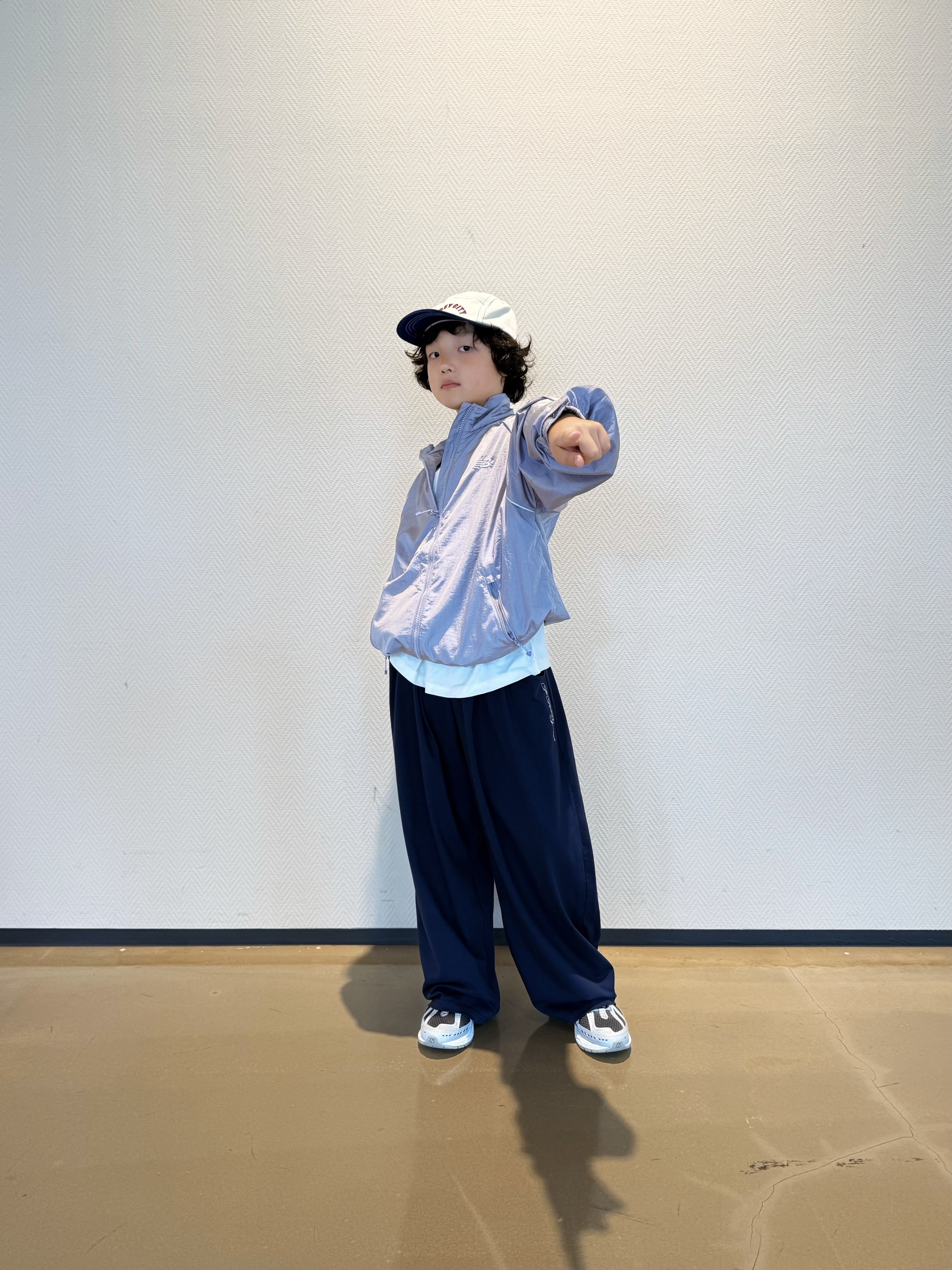(Kids) New Balance Air Glossy Windbreaker Purple 착용 스타일 - 3