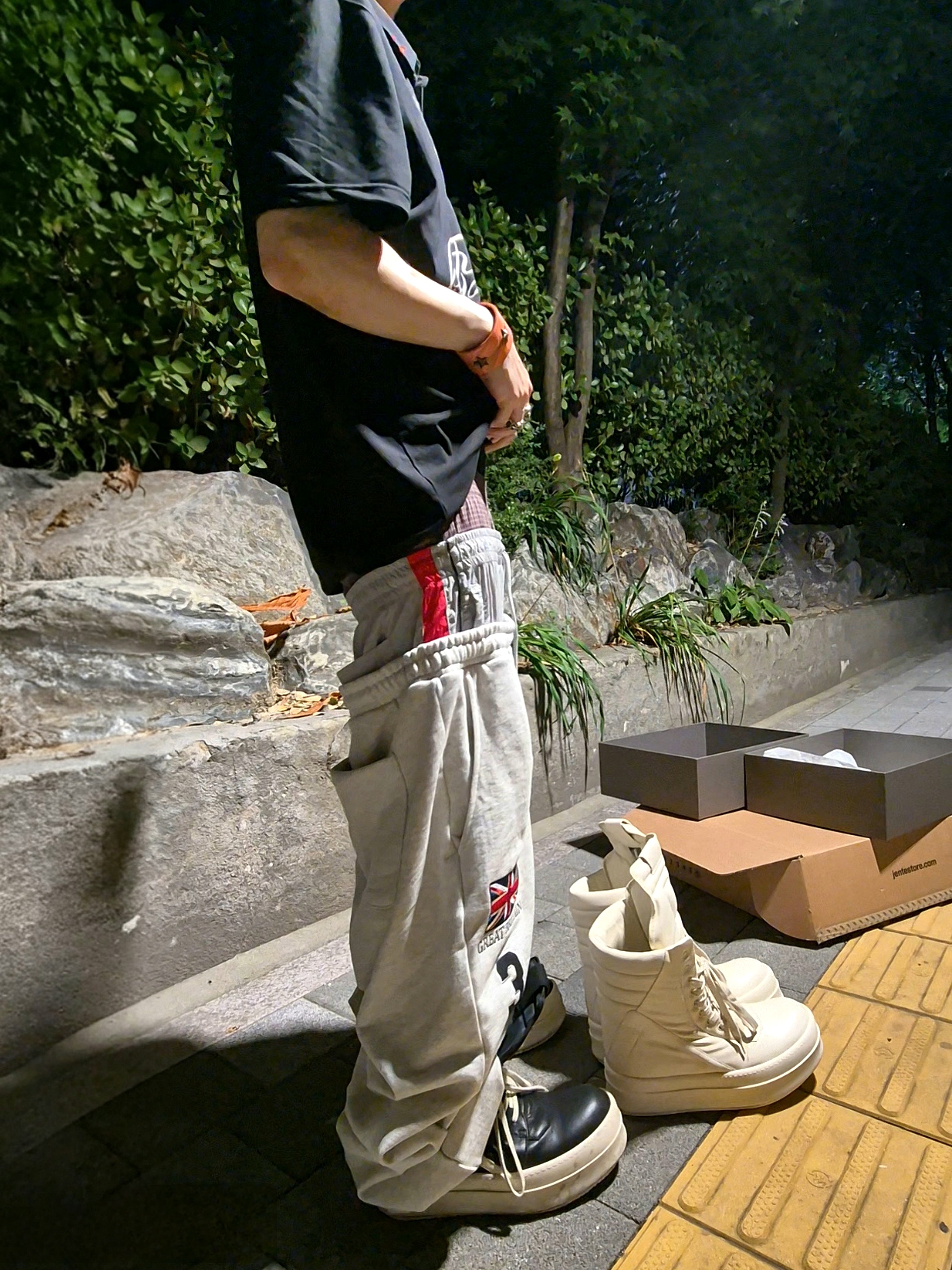 Rick Owens Hollywood Mega Bumper Geobasket in Full Grain Calf Leather Milk, Chrome Hearts Double Floral Cross Ring Silver 착용 스타일 - 2