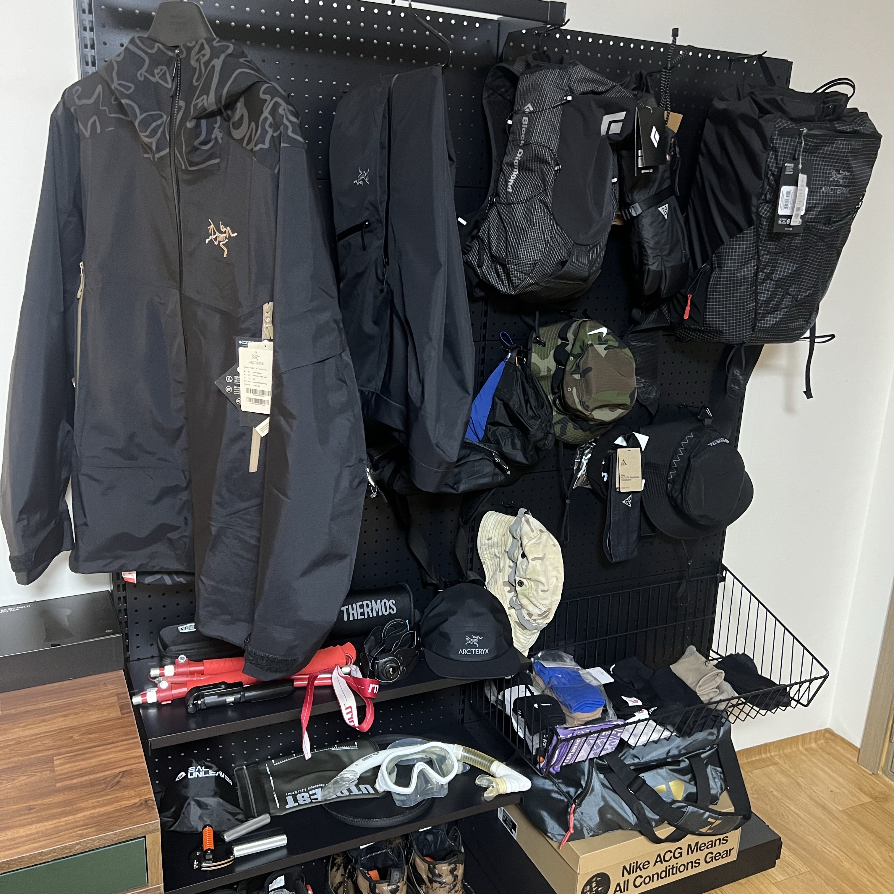 Black Diamond Distance 22 Black, Arc'teryx Beta Pants Black 착용 스타일 - 3