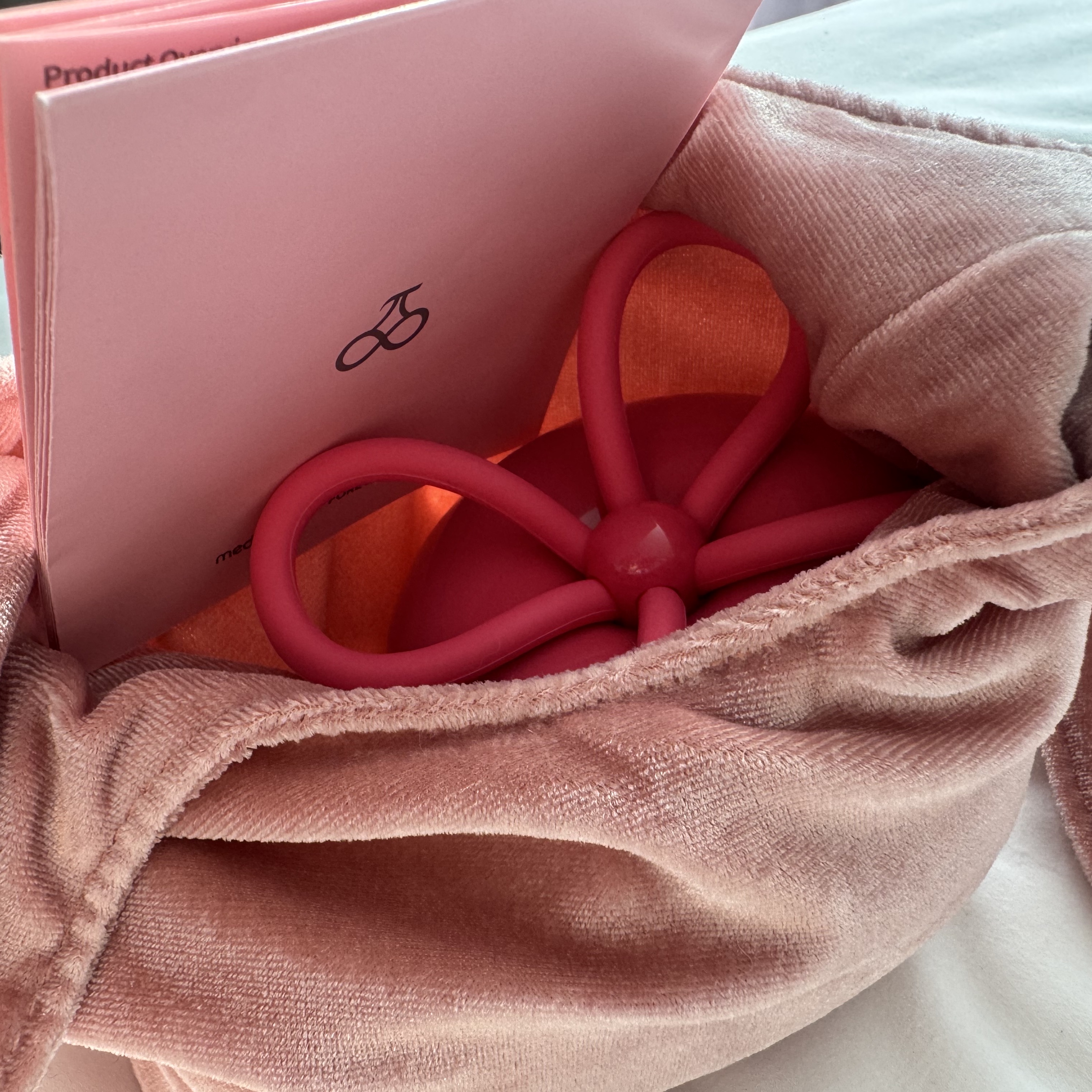 Medicube x Forever Cherry Ribbon Cherry Glass Hair Brush Pink 착용 스타일 - 2