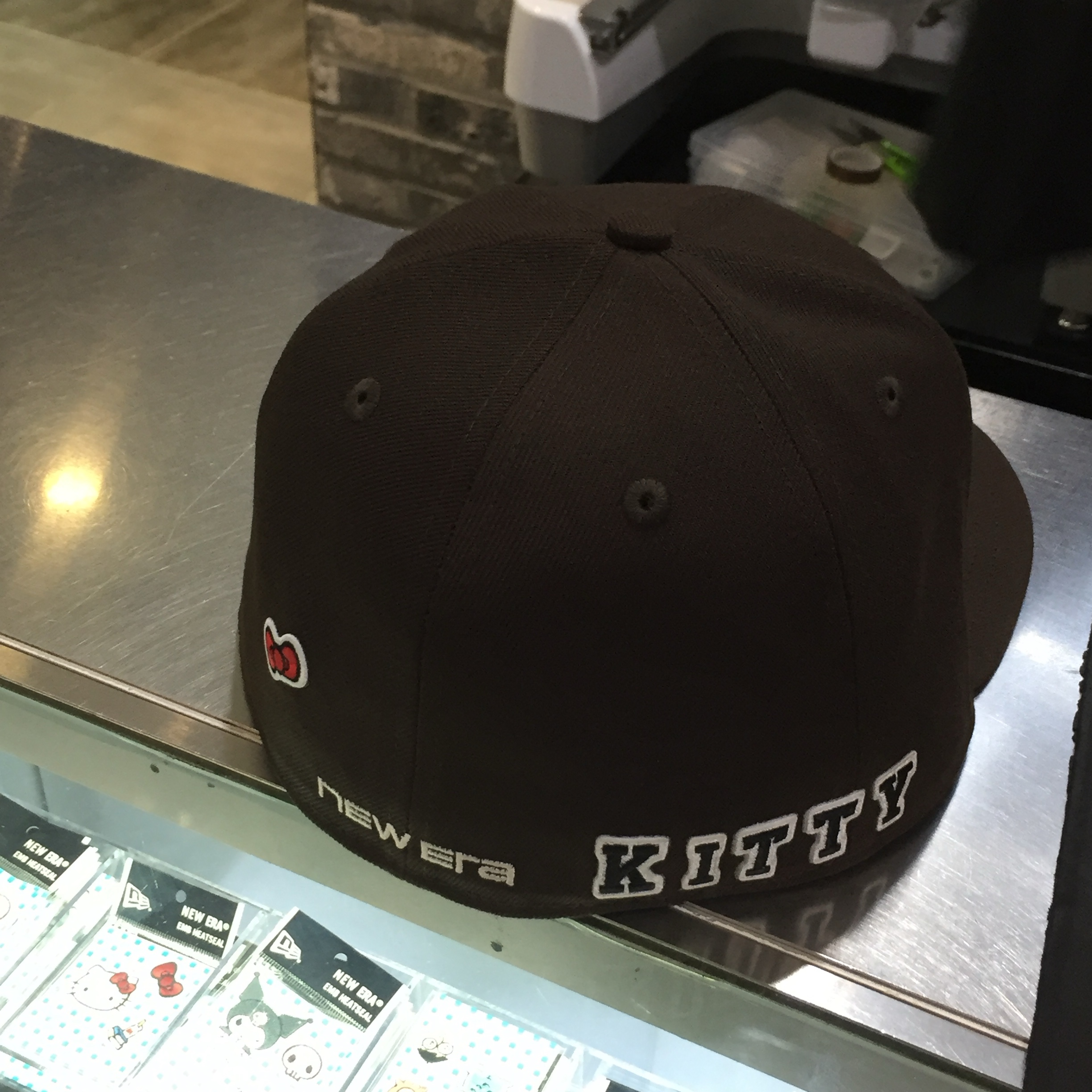 New Era x Sanrio Hello Kitty Fitted Cap Burnt Wood 착용 스타일