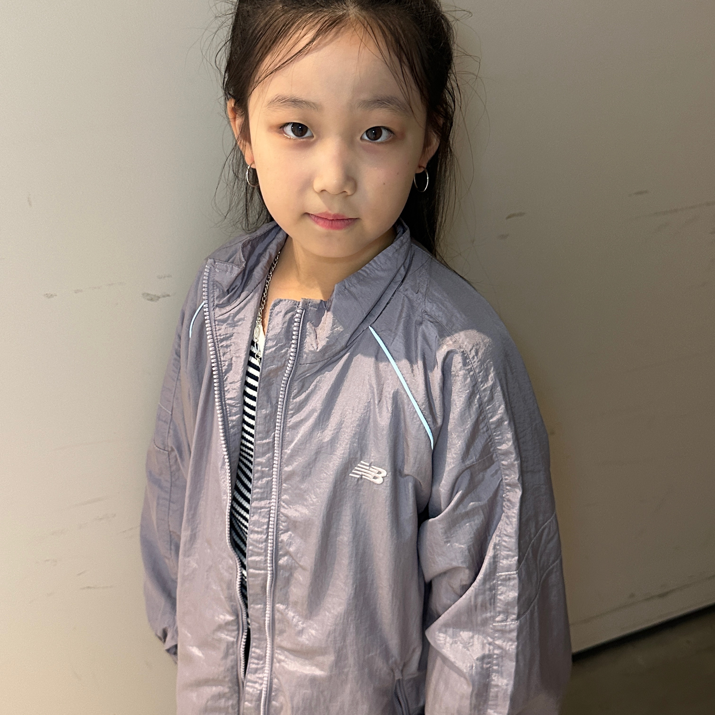 (Kids) New Balance Air Glossy Windbreaker Purple 착용 스타일 - 5