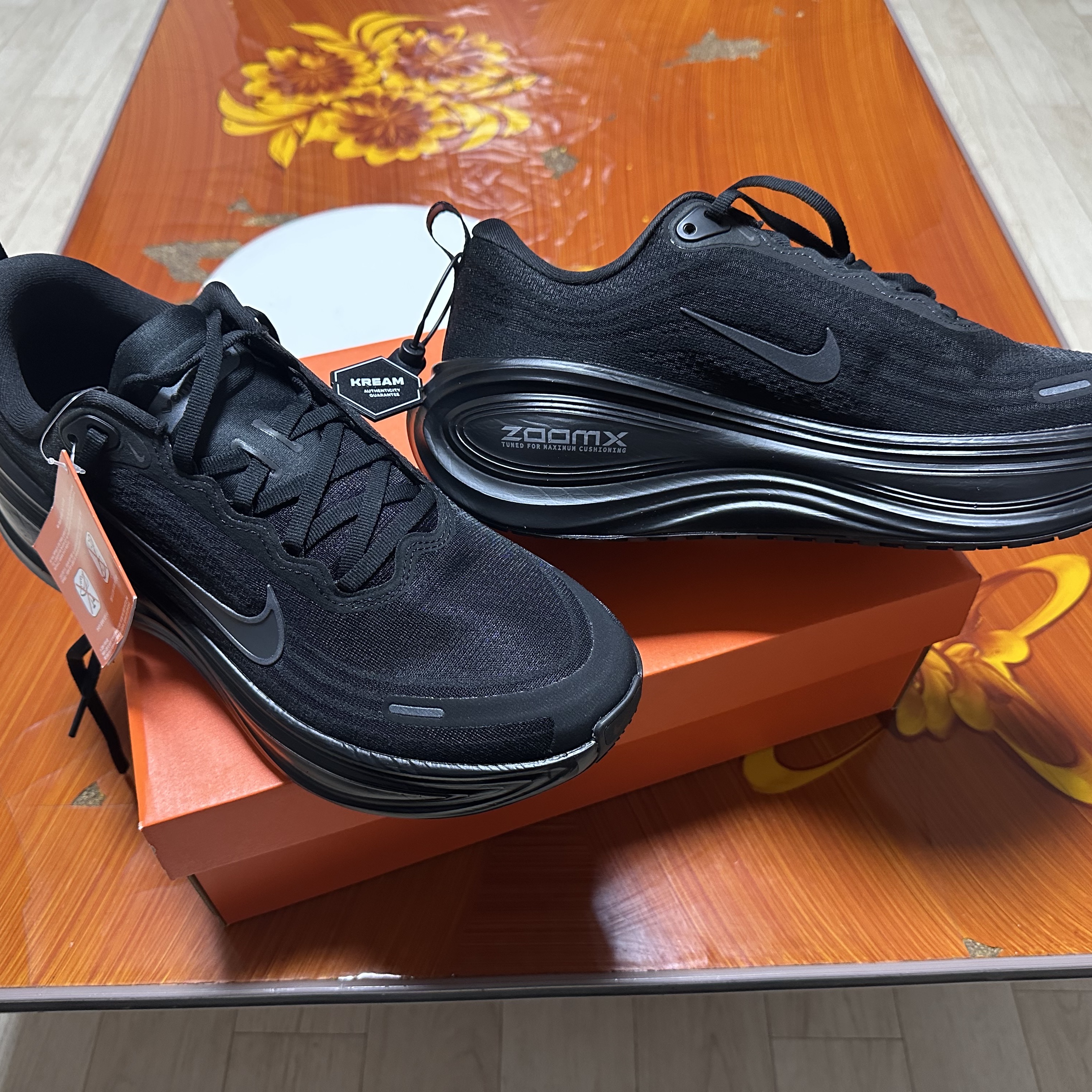 Nike Vomero Plus Black Metallic Dark Grey 착용 스타일