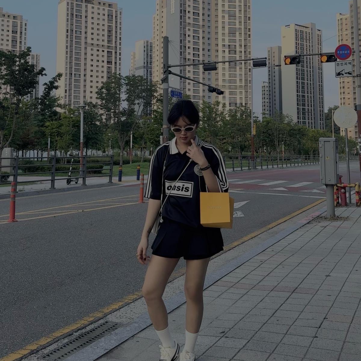 Adidas x Oasis Tour Jacquard Jersey Black - US Sizing, (W) Puma x Rosé Speedcat LEA Warm White Black 착용 스타일 - 3