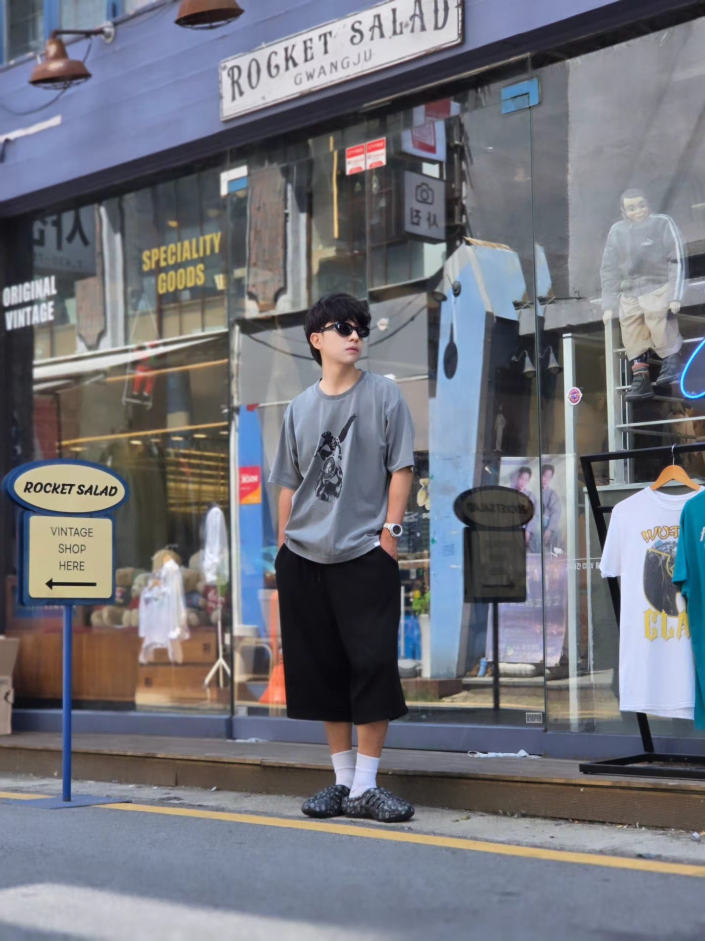 [KREAM 단독] NOMANUAL Devil Ring Damaged T-shirt Washed Charcoal, Adidas x Thug Club Adifom Iiinfinity Mule Core Black 착용 스타일 - 2