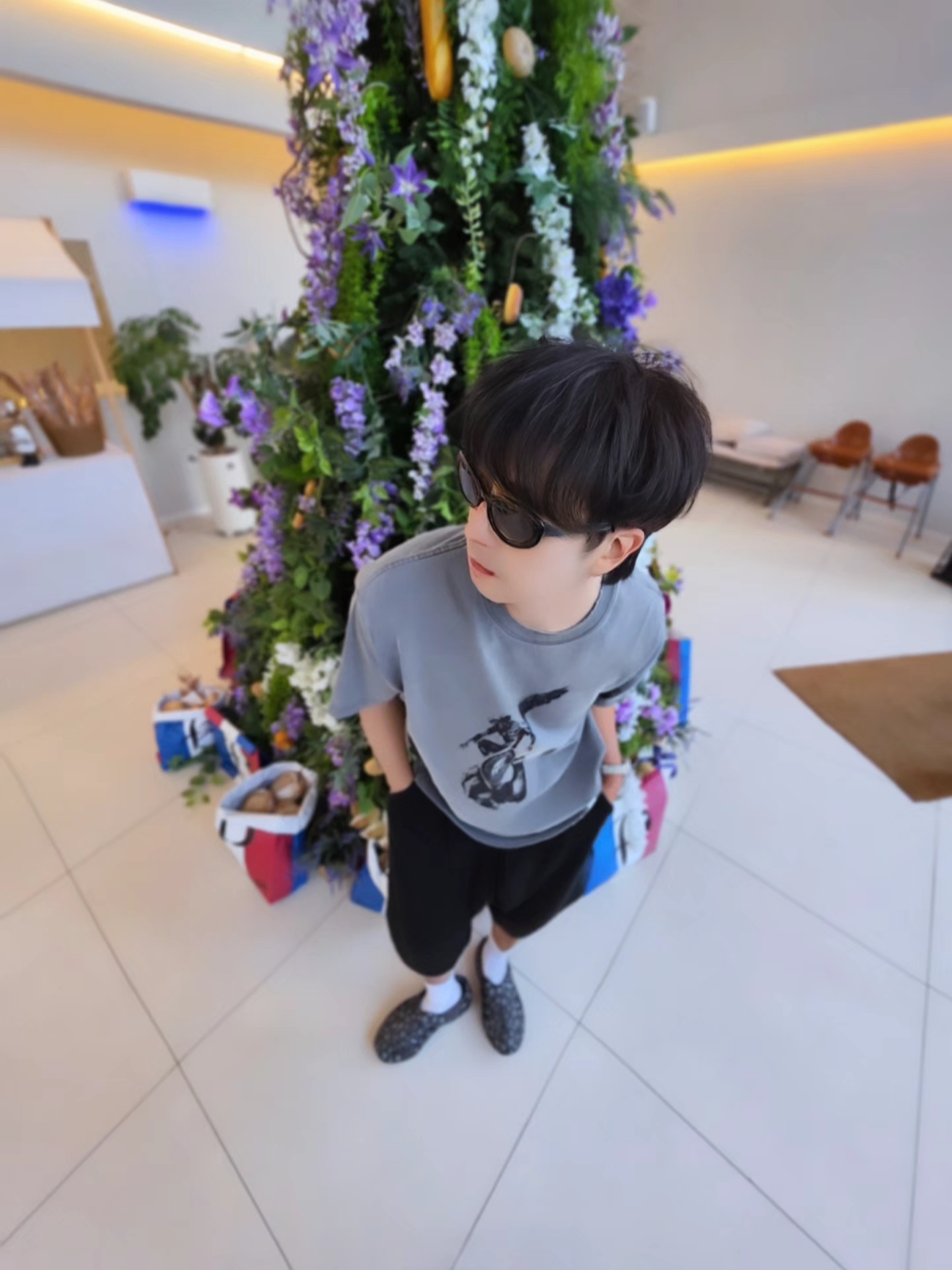 [KREAM 단독] NOMANUAL Devil Ring Damaged T-shirt Washed Charcoal, Adidas x Thug Club Adifom Iiinfinity Mule Core Black 착용 스타일 - 2