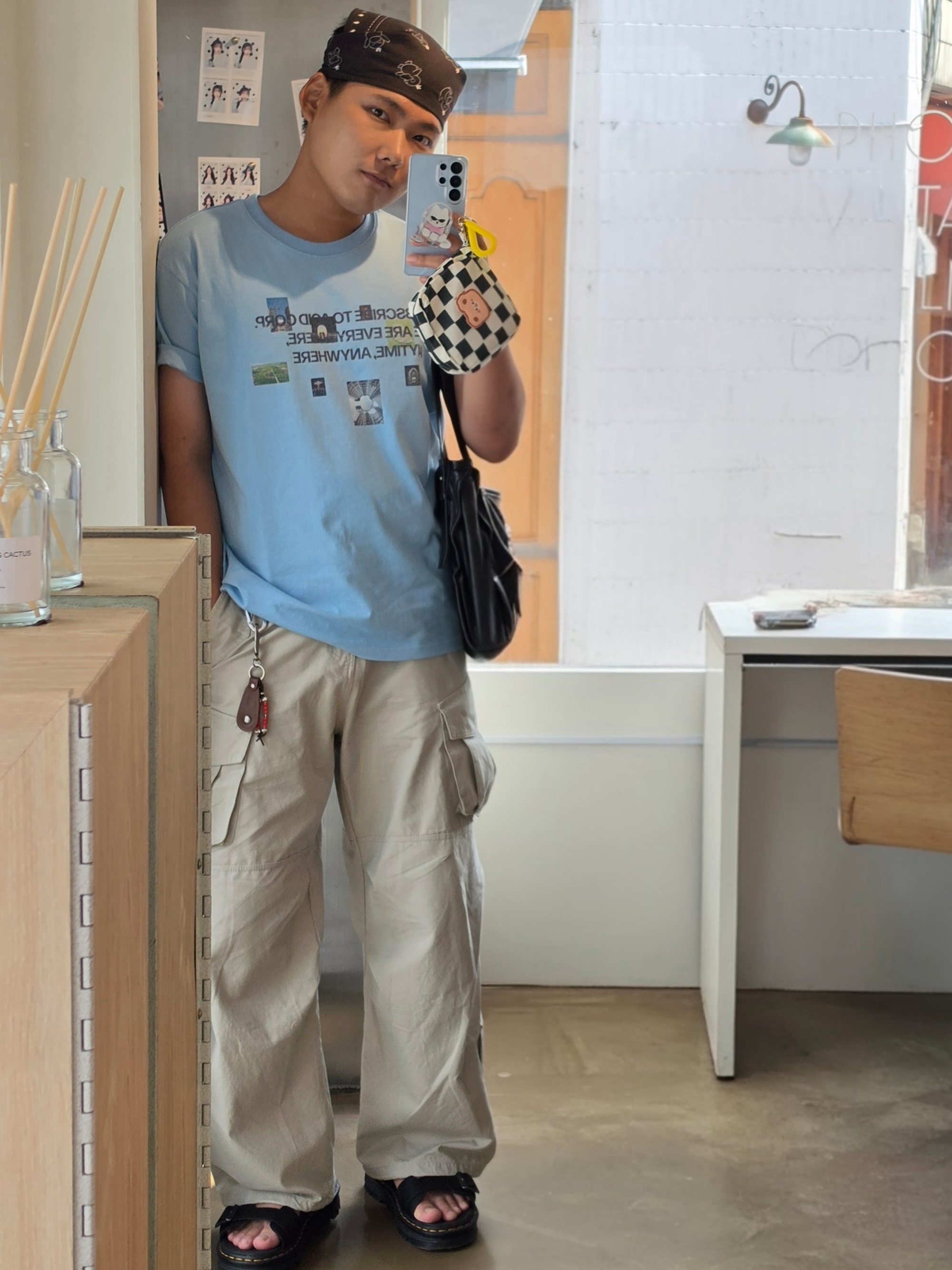 [KREAM 단독] Flavorism VTG Washed Cargo Pants Washed beige, Dr. Martens Zebzag Sandals Black 착용 스타일 - 2