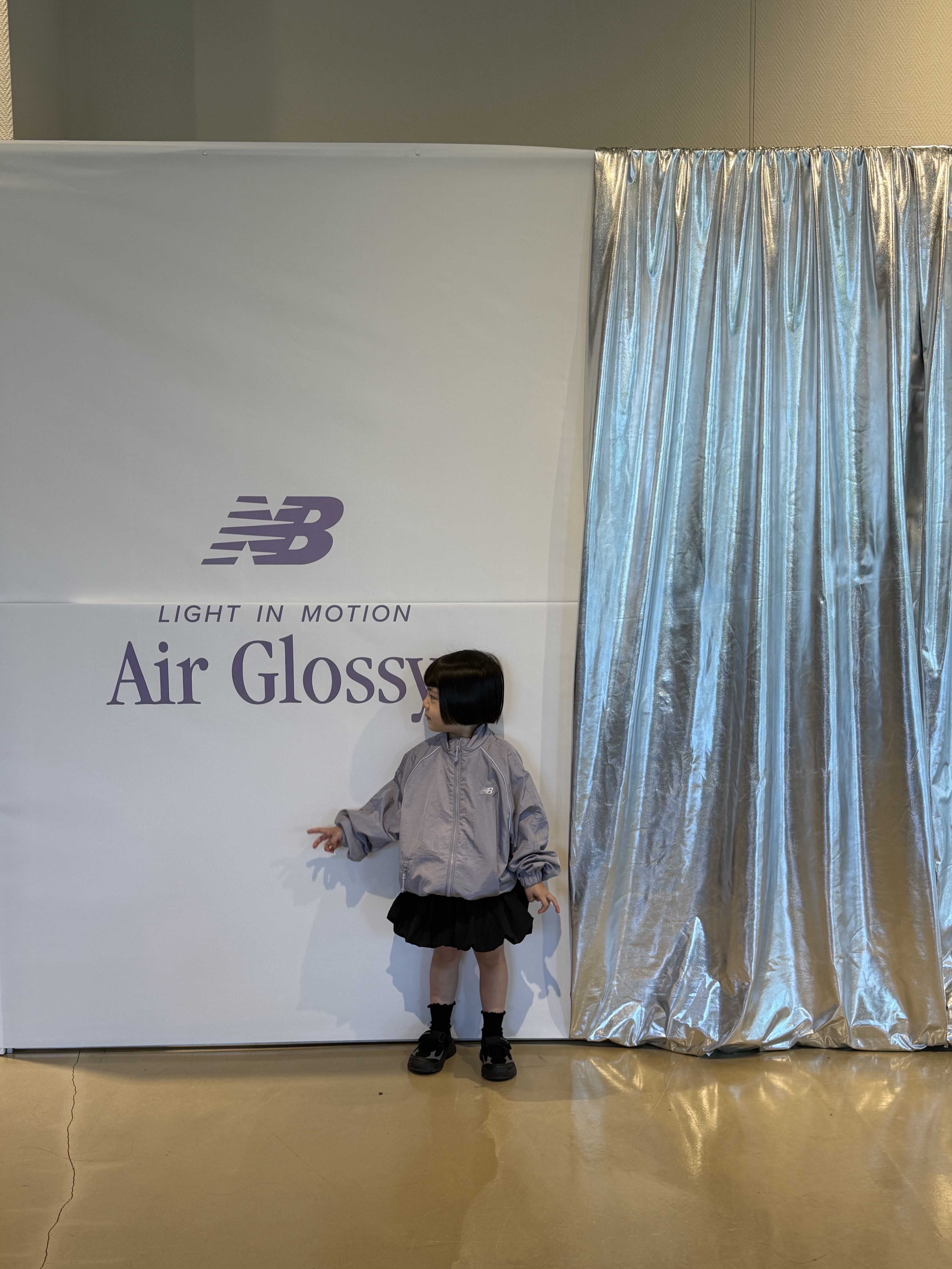 (Kids) New Balance Air Glossy Windbreaker Purple 착용 스타일 - 1