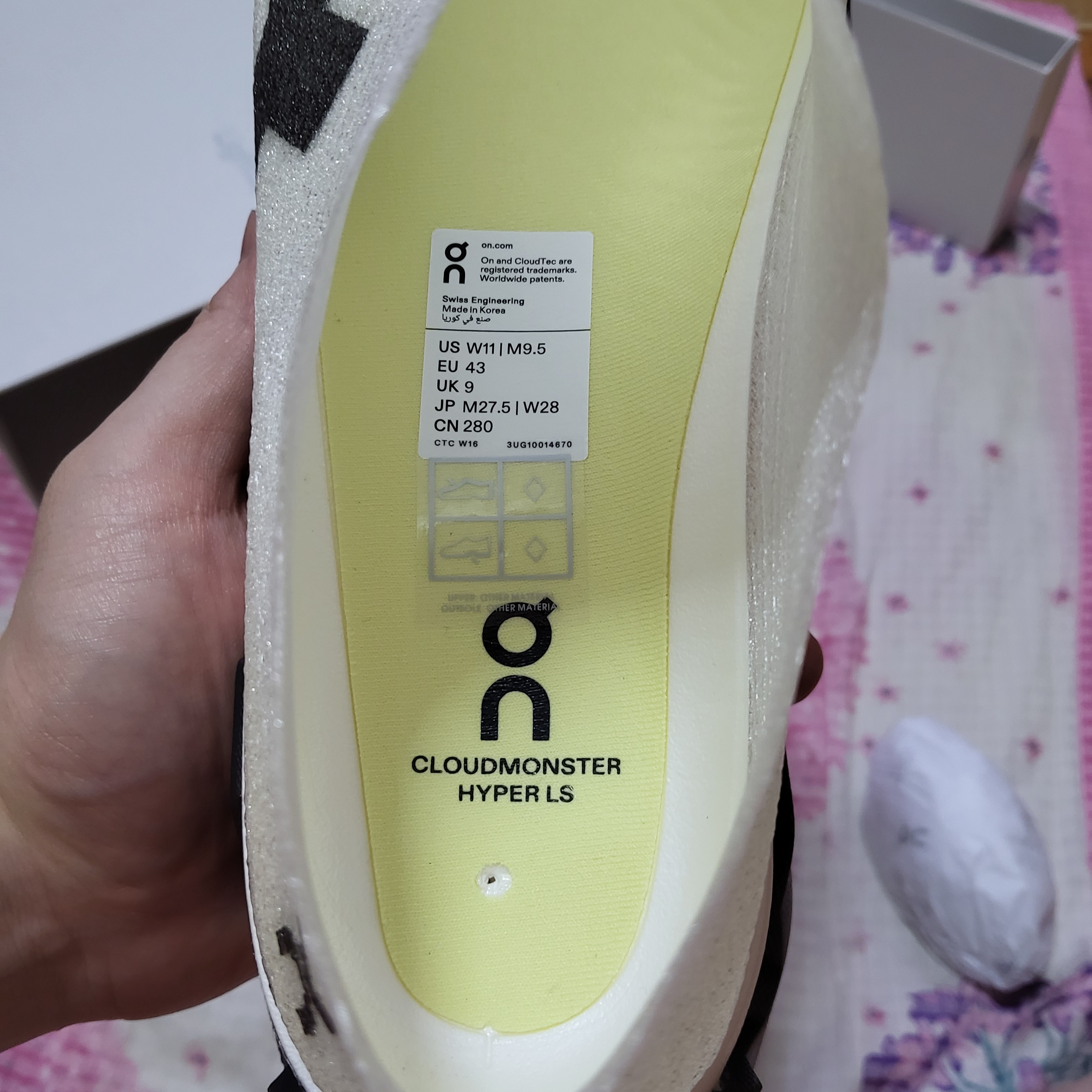 On Running LightSpray Cloudmonster 3 Hyper Black Apollo 착용 스타일 - 7