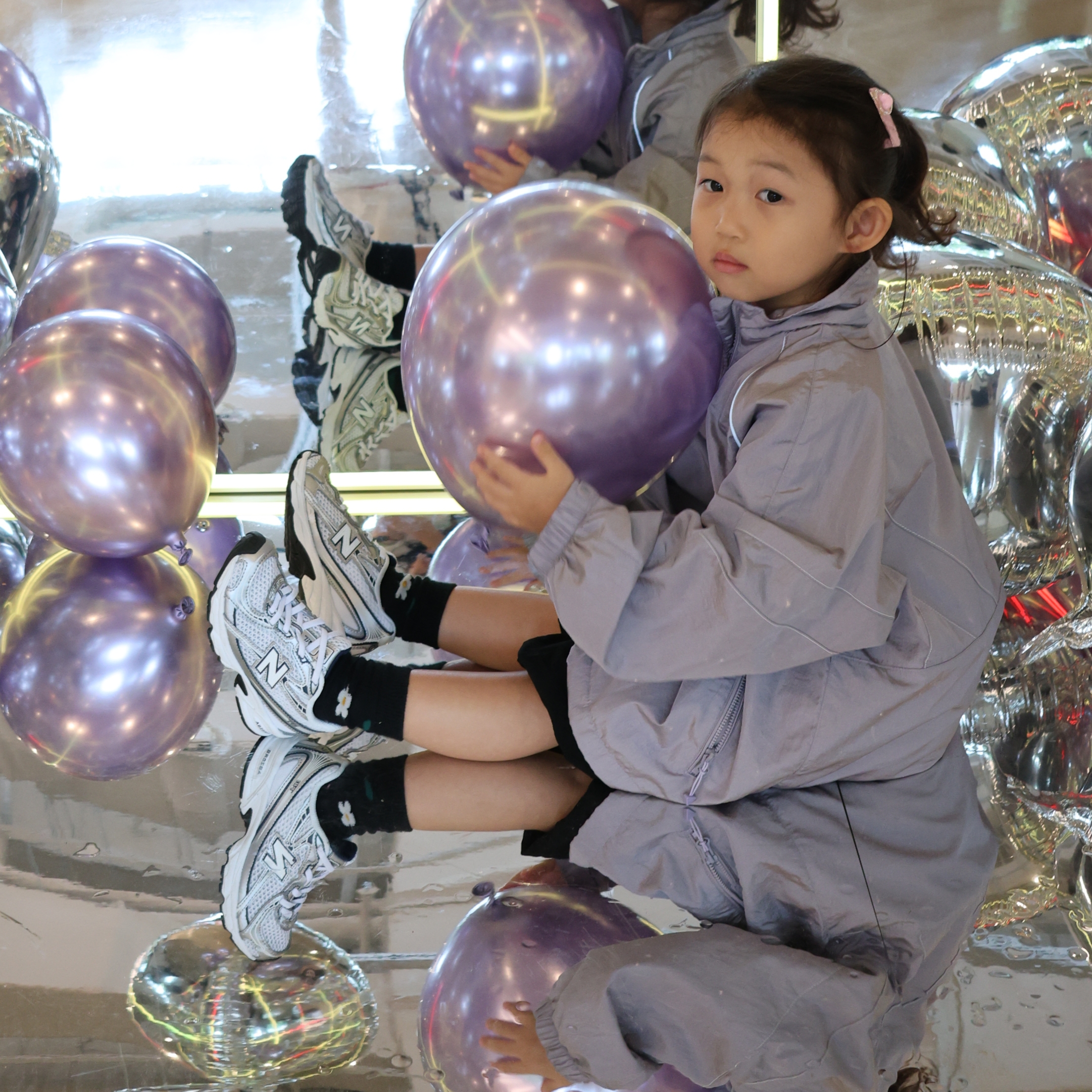 (Kids) New Balance Air Glossy Windbreaker Purple 착용 스타일 - 3