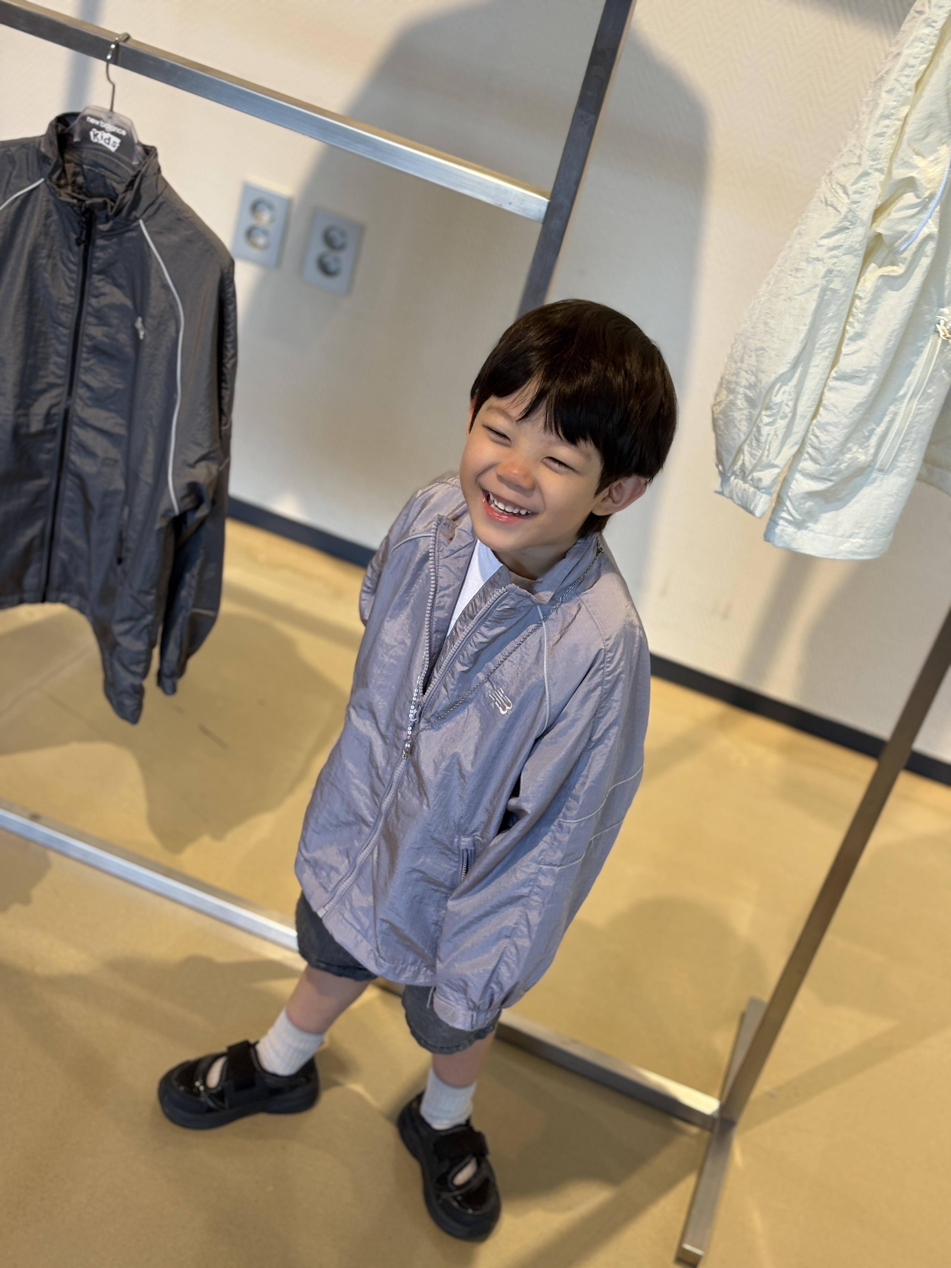 (Kids) New Balance Air Glossy Windbreaker Purple 착용 스타일 - 6