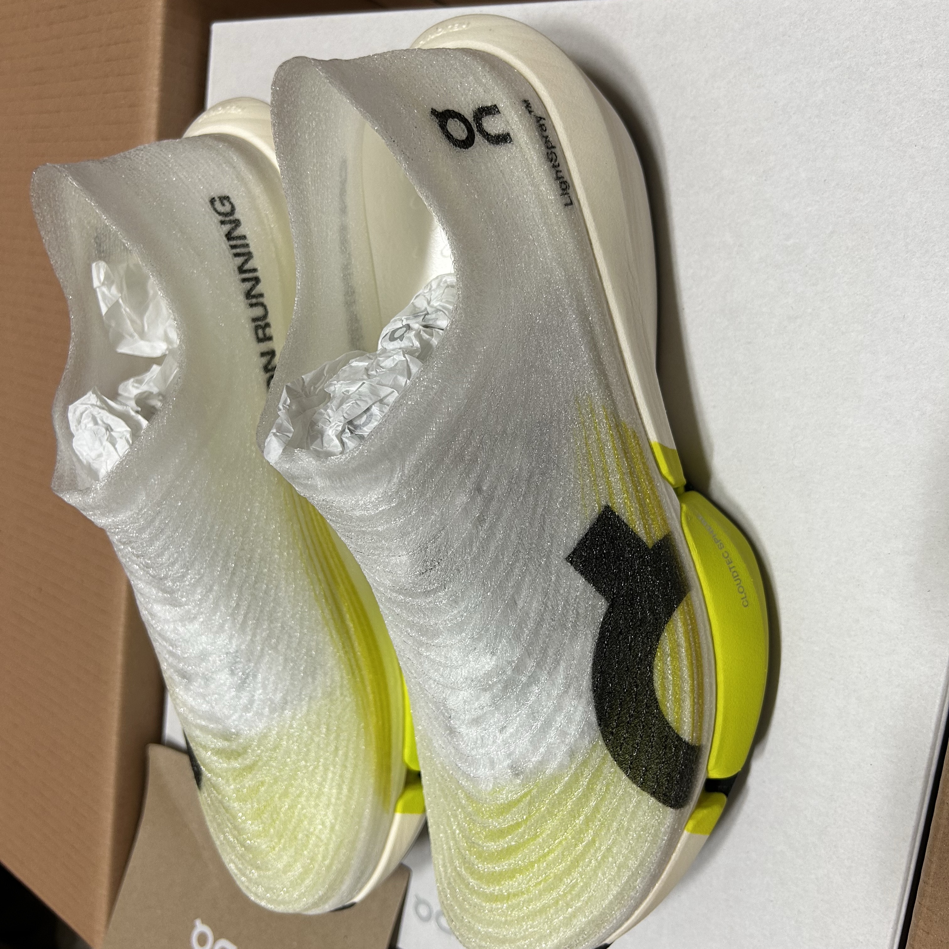 On Running LightSpray Cloudboom Strike 2 White Lime 착용 스타일 - 1