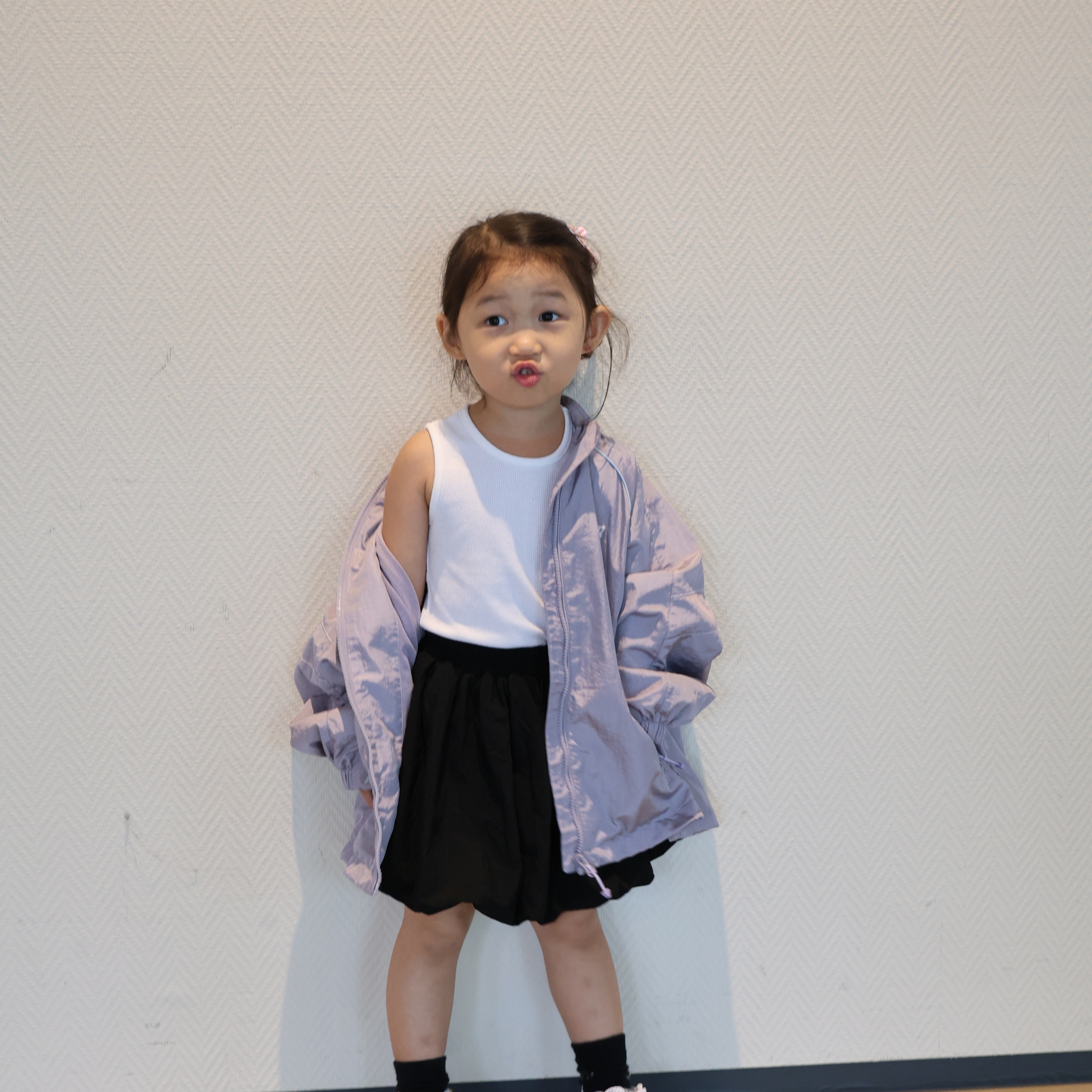(Kids) New Balance Air Glossy Windbreaker Purple 착용 스타일 - 2