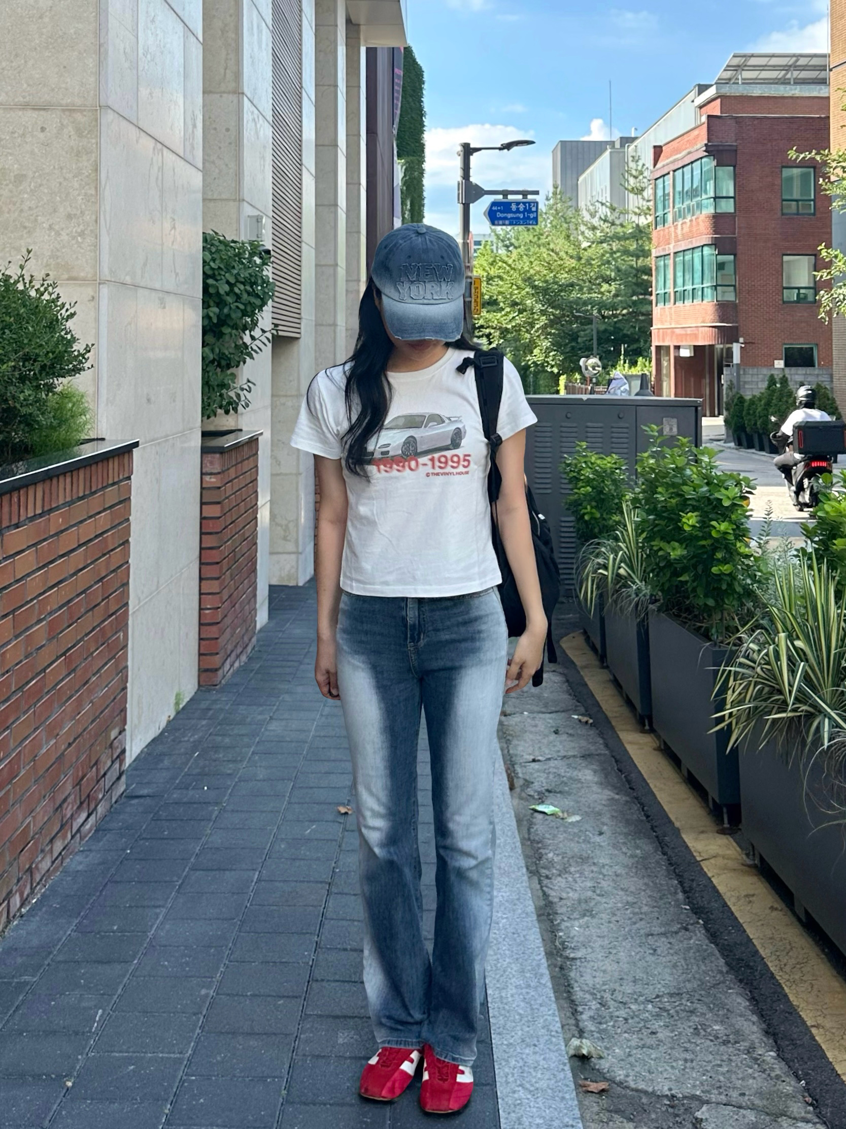 Thevinylhouse Old Car T-Shirt White 착용 스타일 - 2