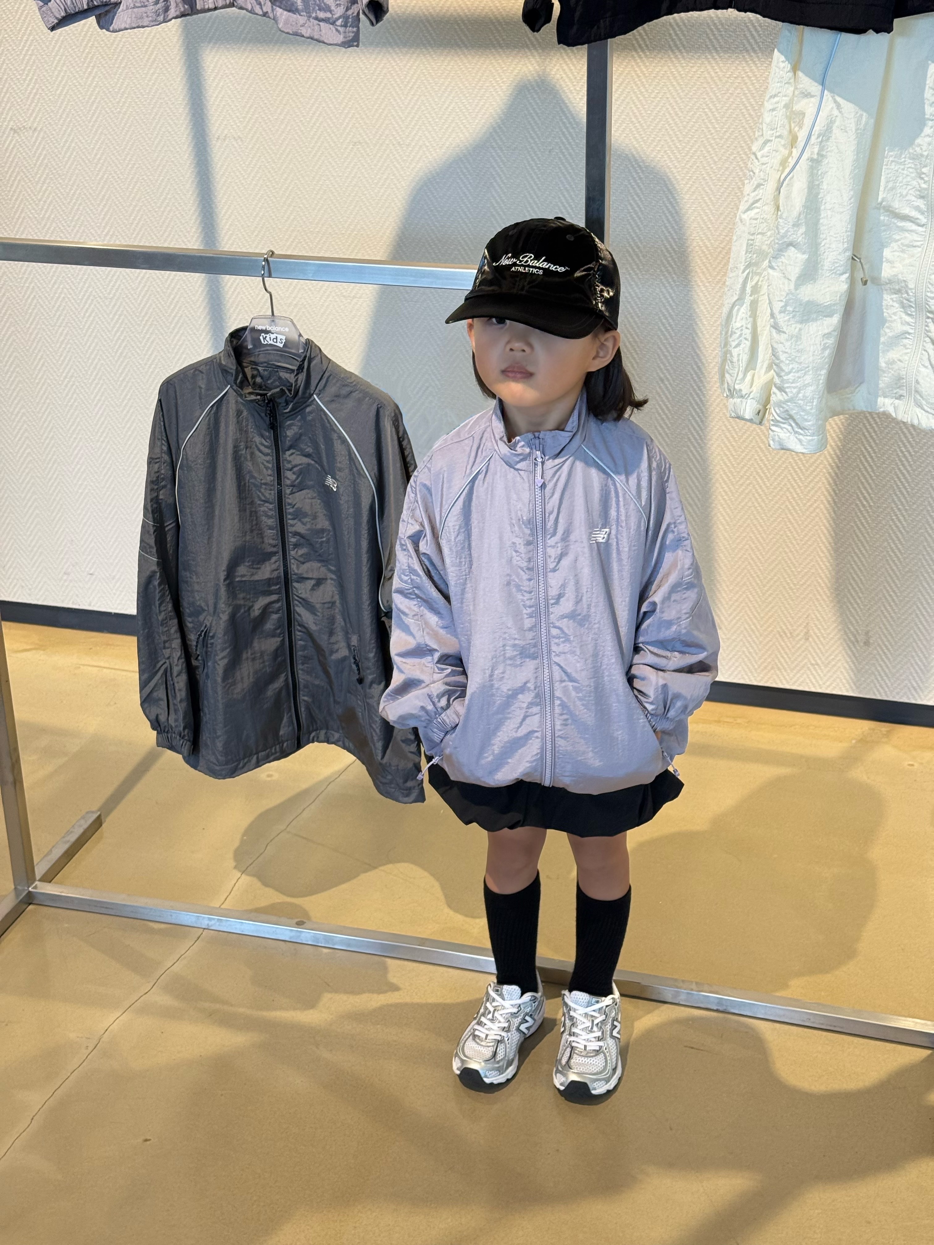 (Kids) New Balance Air Glossy Windbreaker Purple 착용 스타일 - 3