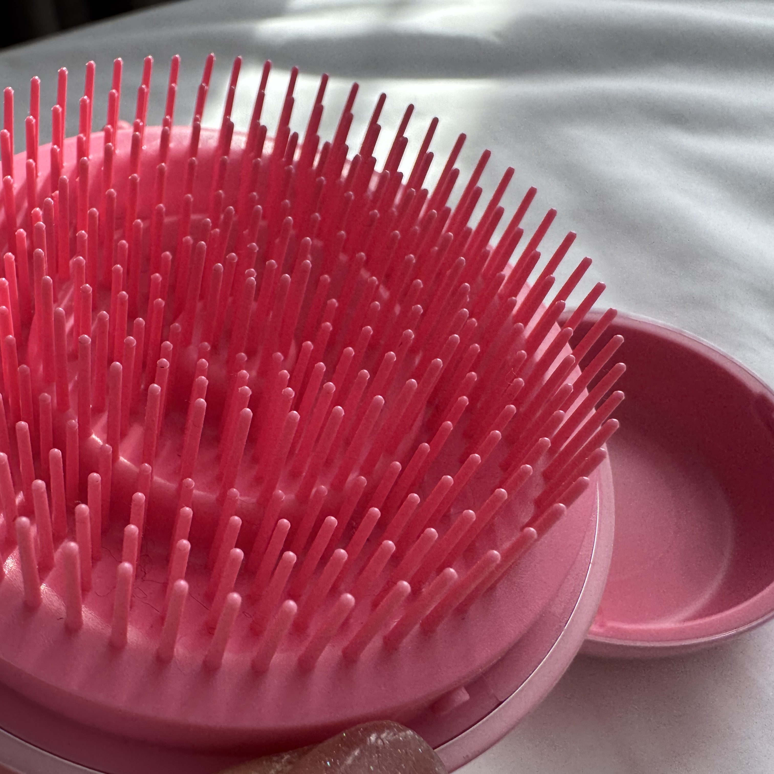 Medicube x Forever Cherry Ribbon Cherry Glass Hair Brush Pink 착용 스타일 - 3
