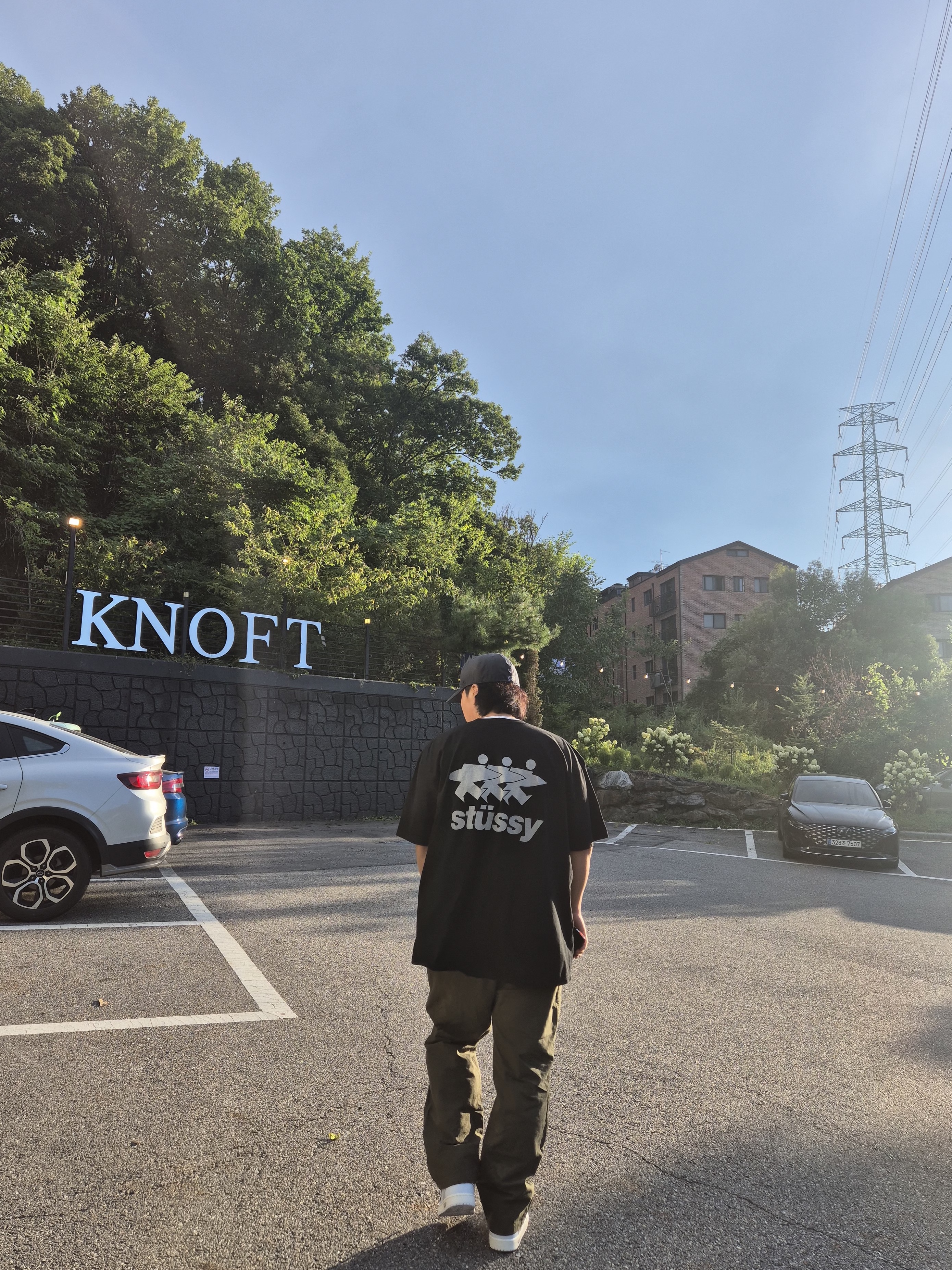 Jordan 1 x Virgil Abloh Archive Retro High Alaska White, Stussy Surfwalk Pigment Dyed T-Shirt Black 착용 스타일 - 2