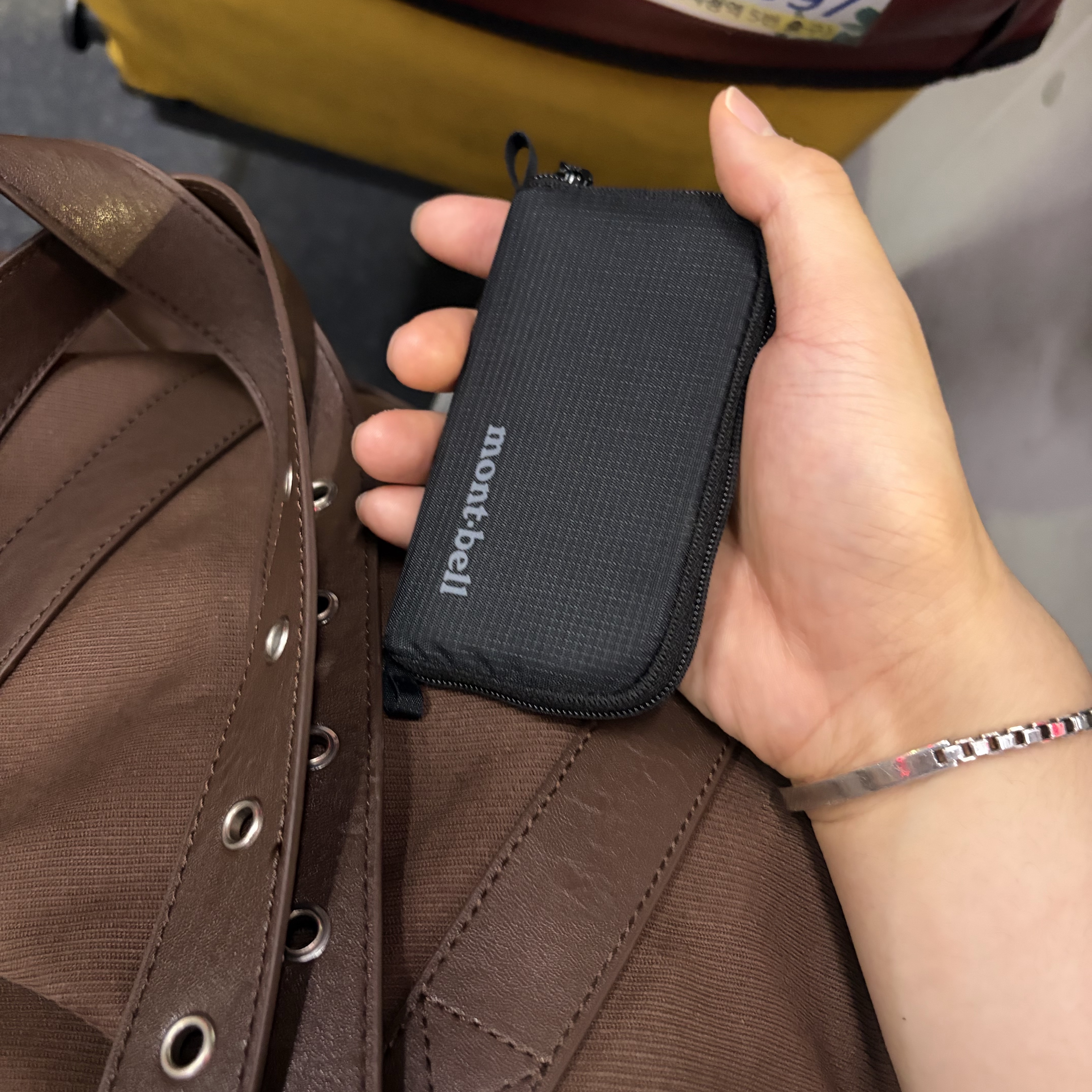 Montbell Mini Zip Wallet Black 착용 스타일