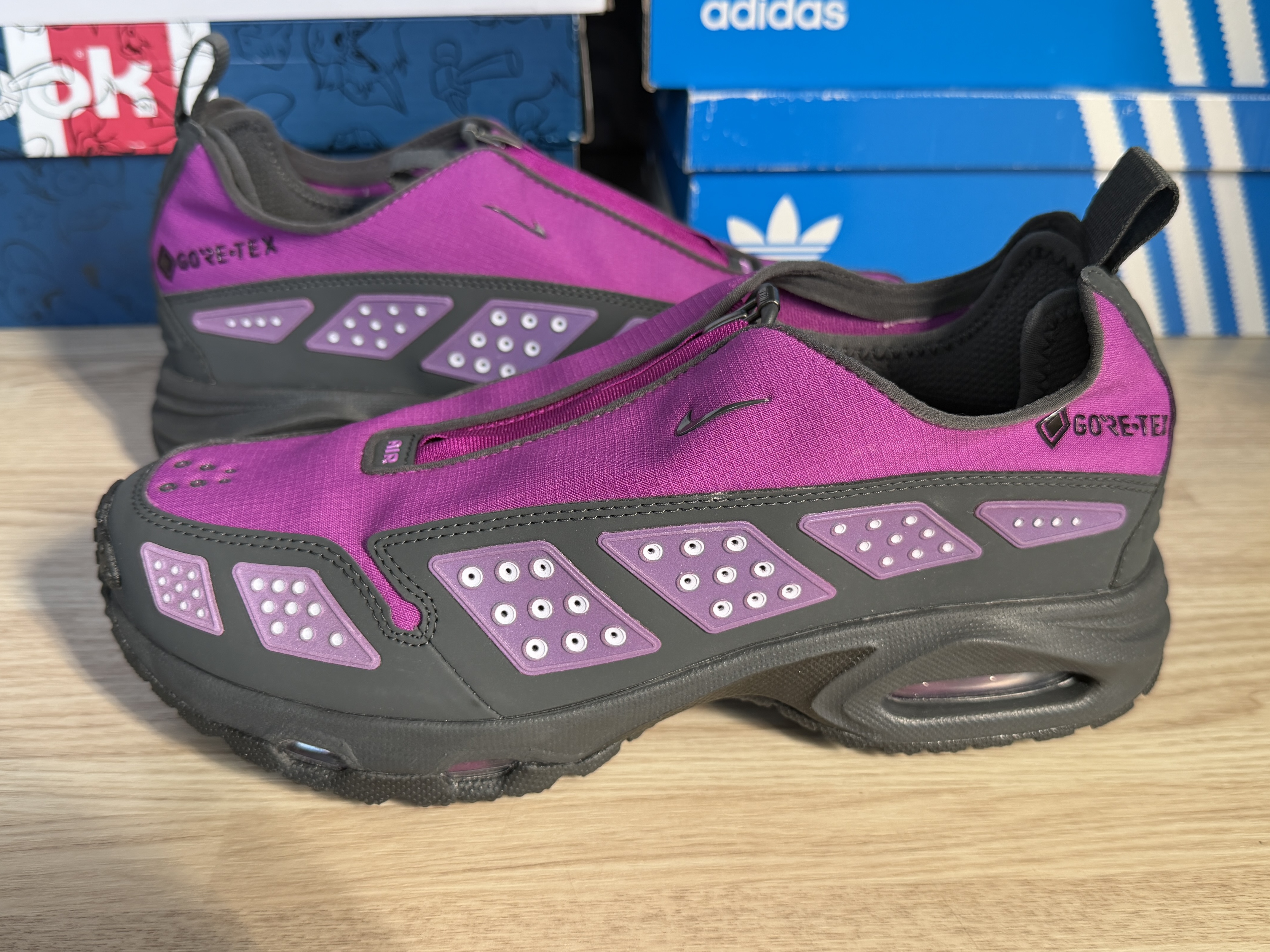 (W) Nike Air Max SNDR Gore-Tex Bold Berry and Dark Smoke Grey 착용 스타일 - 1