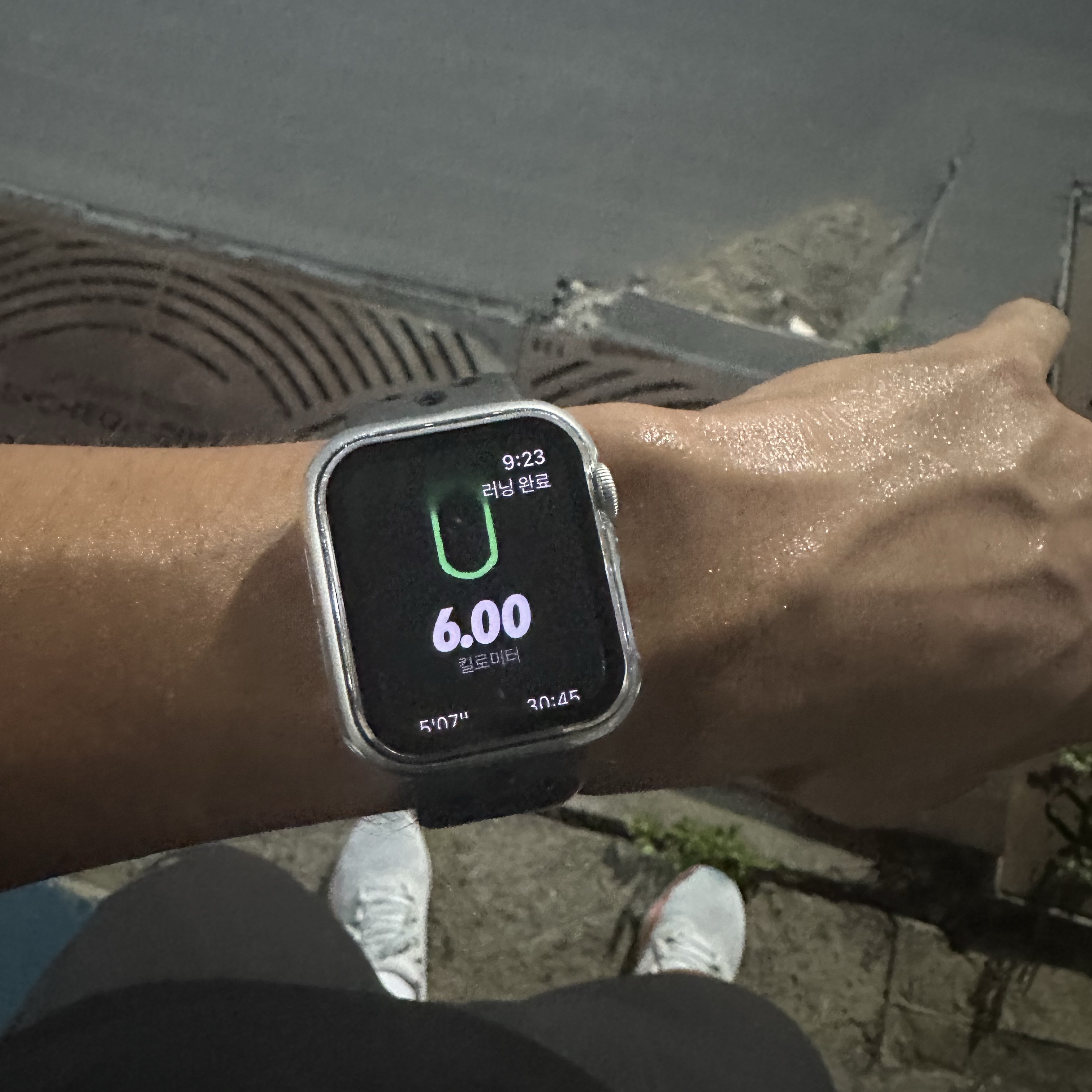 Apple Watch SE 2024 40mm GPS Silver Aluminium Case with Sport Band S/M Denim (Korean Ver.) 착용 스타일