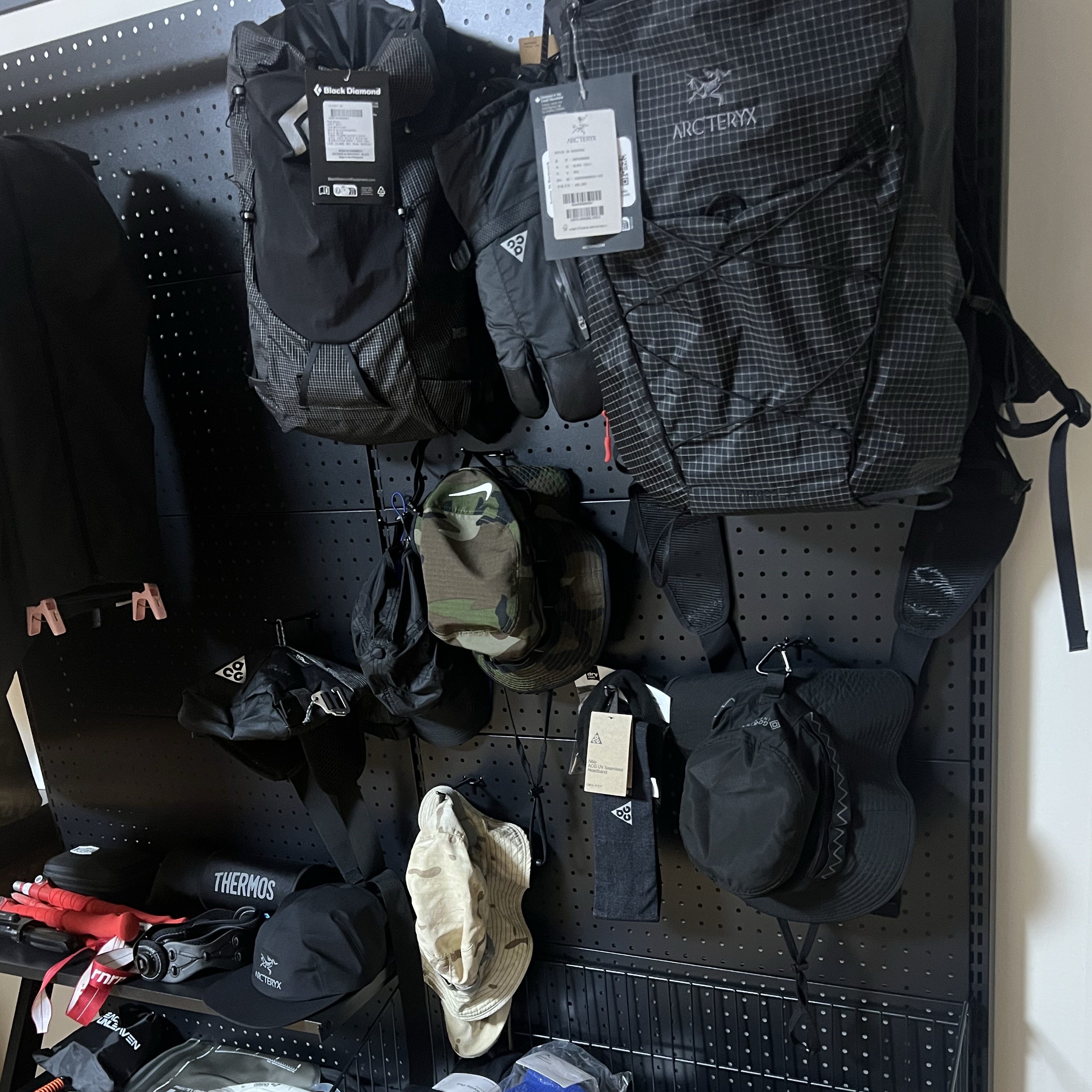 Black Diamond Distance 22 Black, Arc'teryx Beta Pants Black 착용 스타일 - 4
