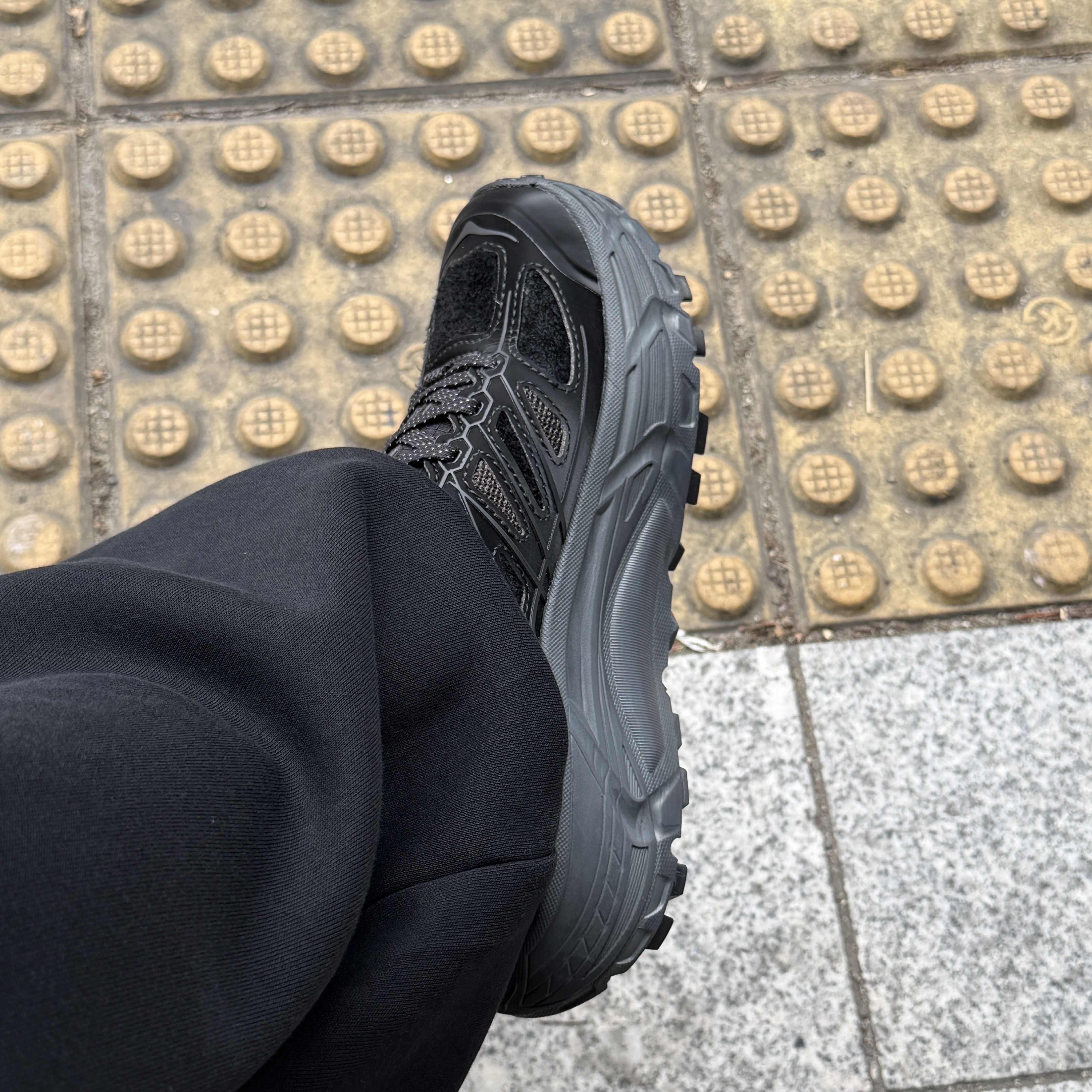 Hoka x Xlim Mafate Speed 2 TS Black Charcoal 착용 스타일 - 1