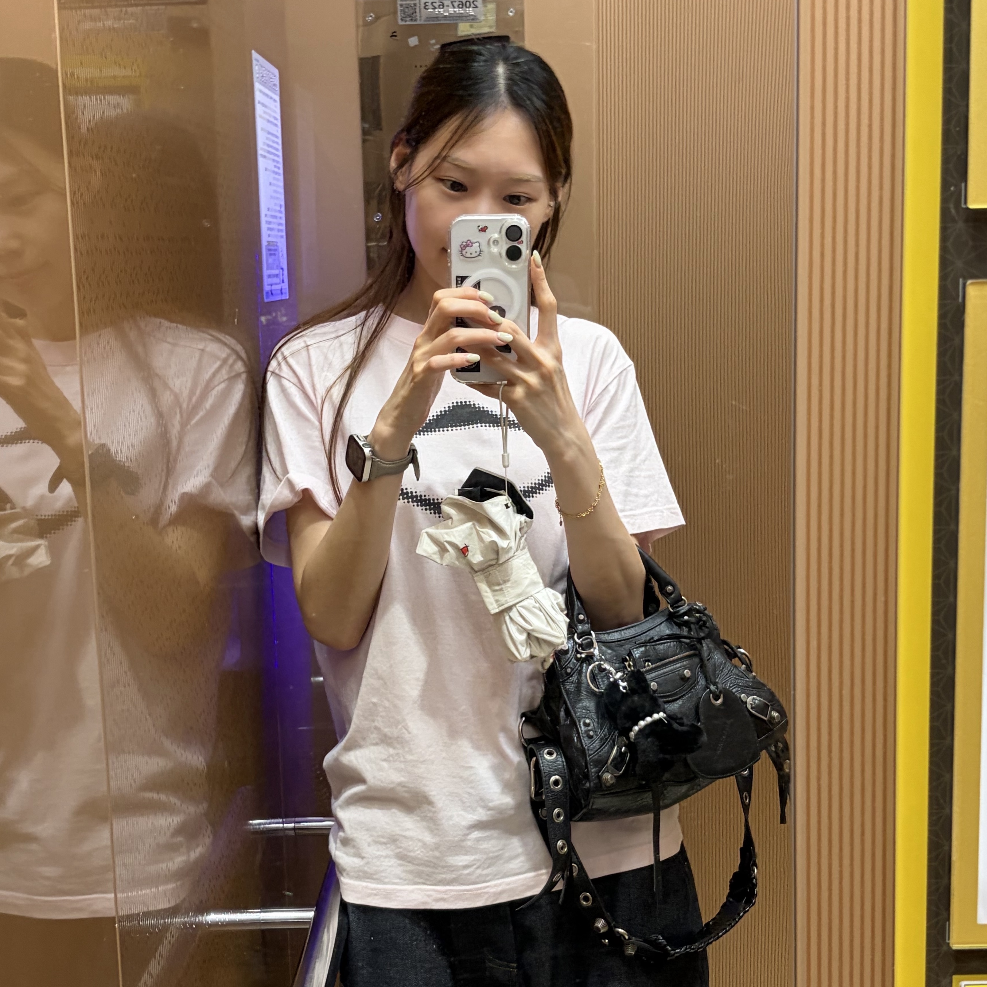 (W) Mischief Rhombus Blur T-Shirts Light Pink, Balenciaga Neo Cagole XS Handbag Black 착용 스타일