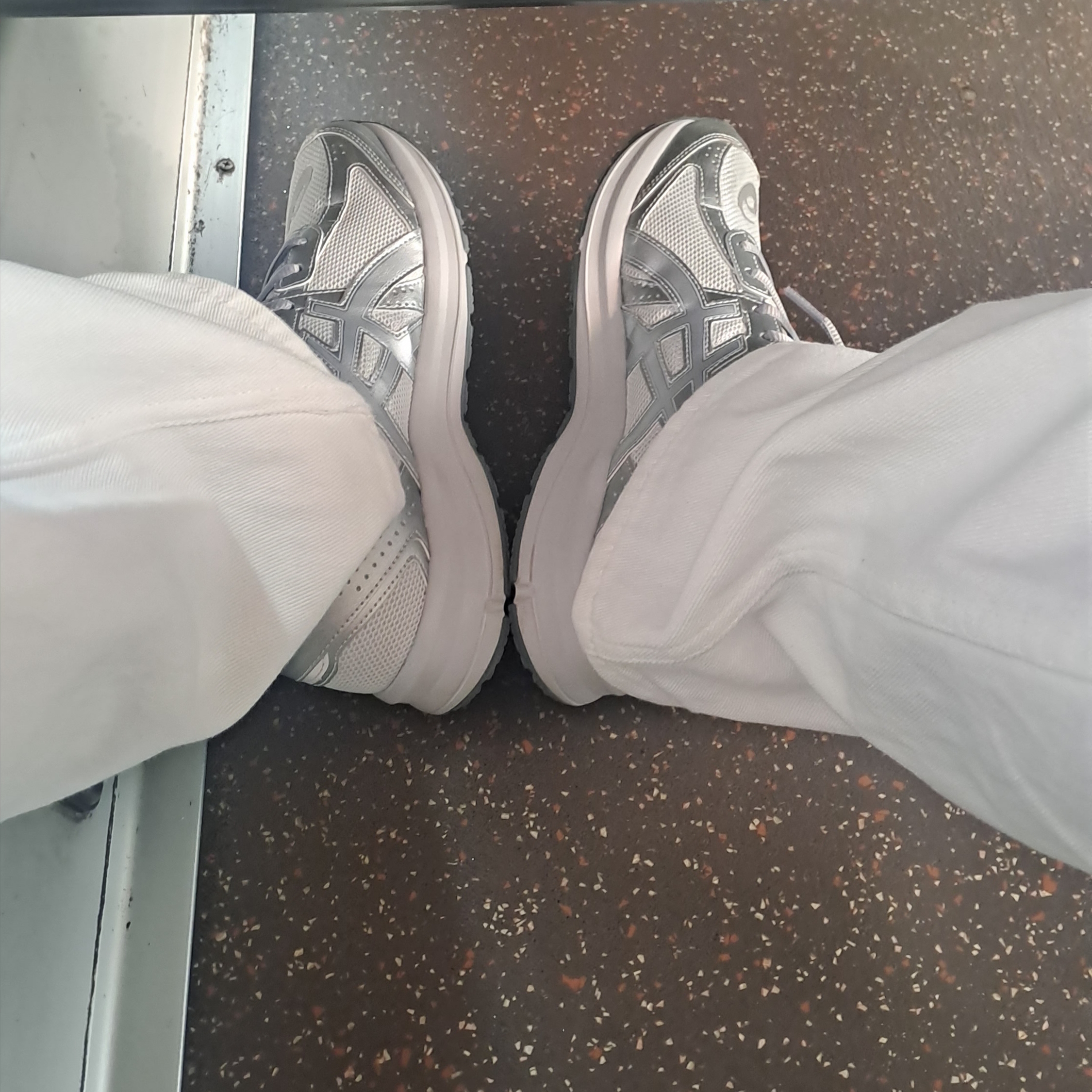 Asics Jog 100 S SMU Glacier Grey Pure Silver - 2E Wide 착용 스타일