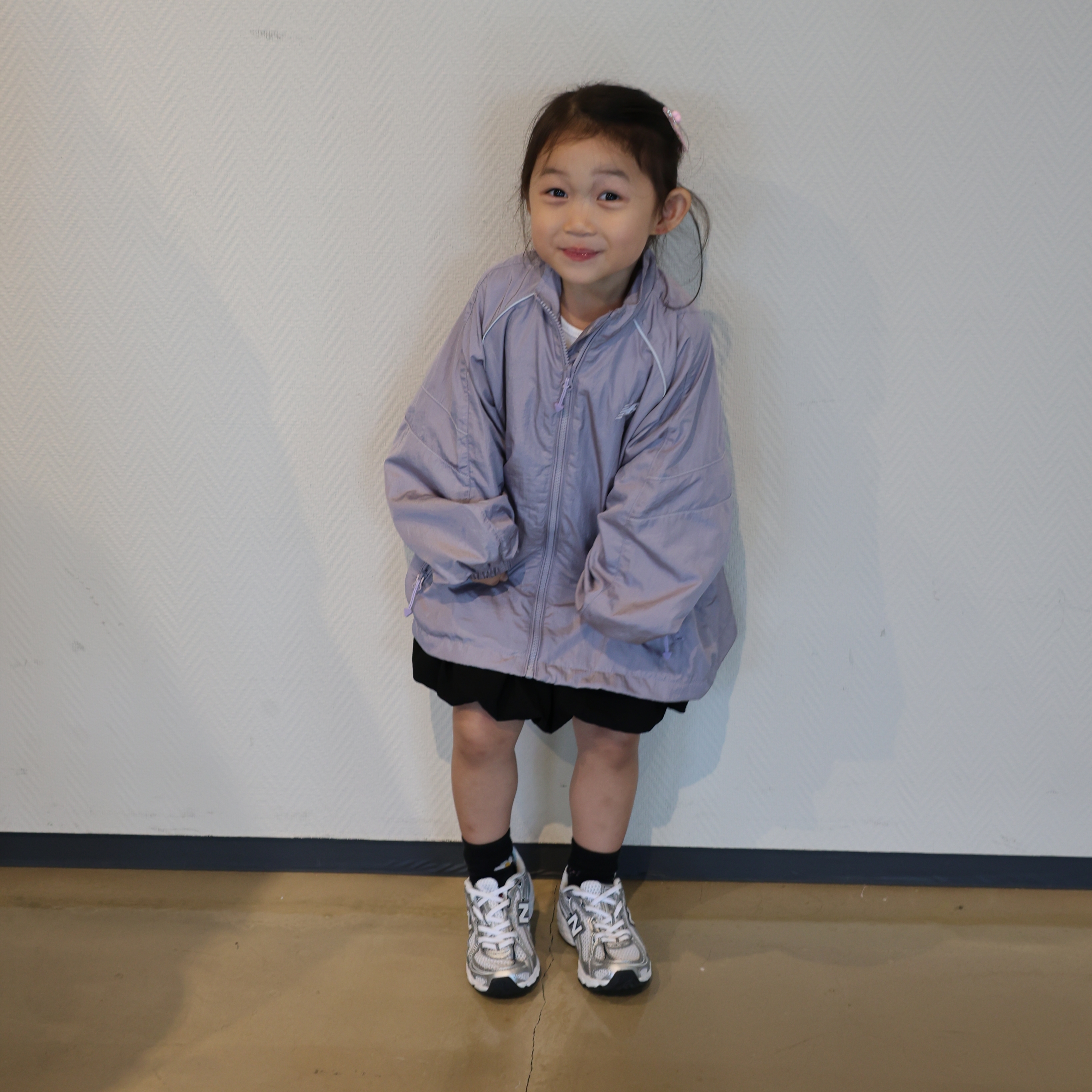 (Kids) New Balance Air Glossy Windbreaker Purple 착용 스타일 - 5