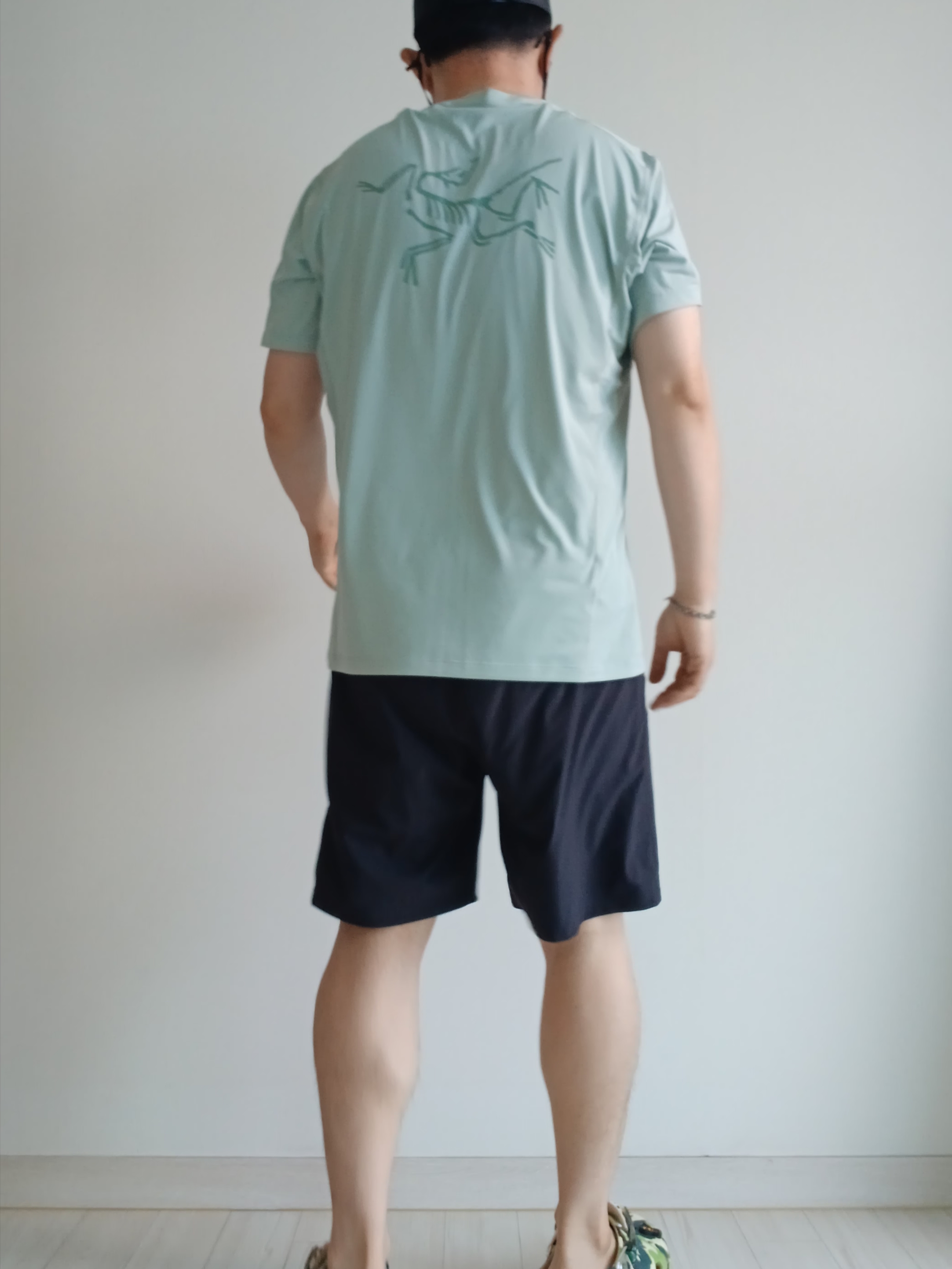 Arc'teryx Incendo Shorts 9 Inch Black, Arc'teryx Motus Arcword Crew SS T-Shirt Stone Green Heather 착용 스타일 - 2