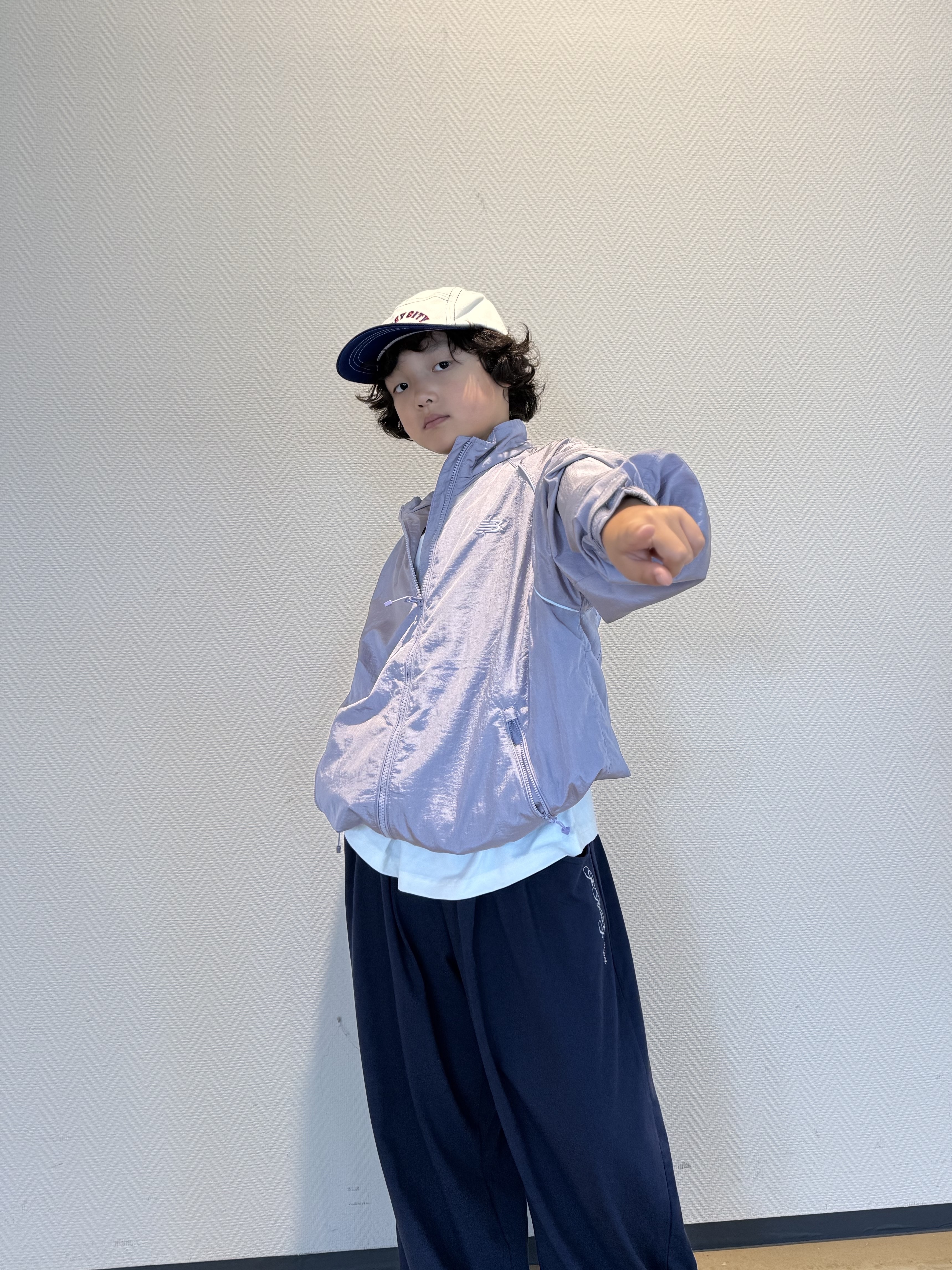 (Kids) New Balance Air Glossy Windbreaker Purple 착용 스타일 - 2