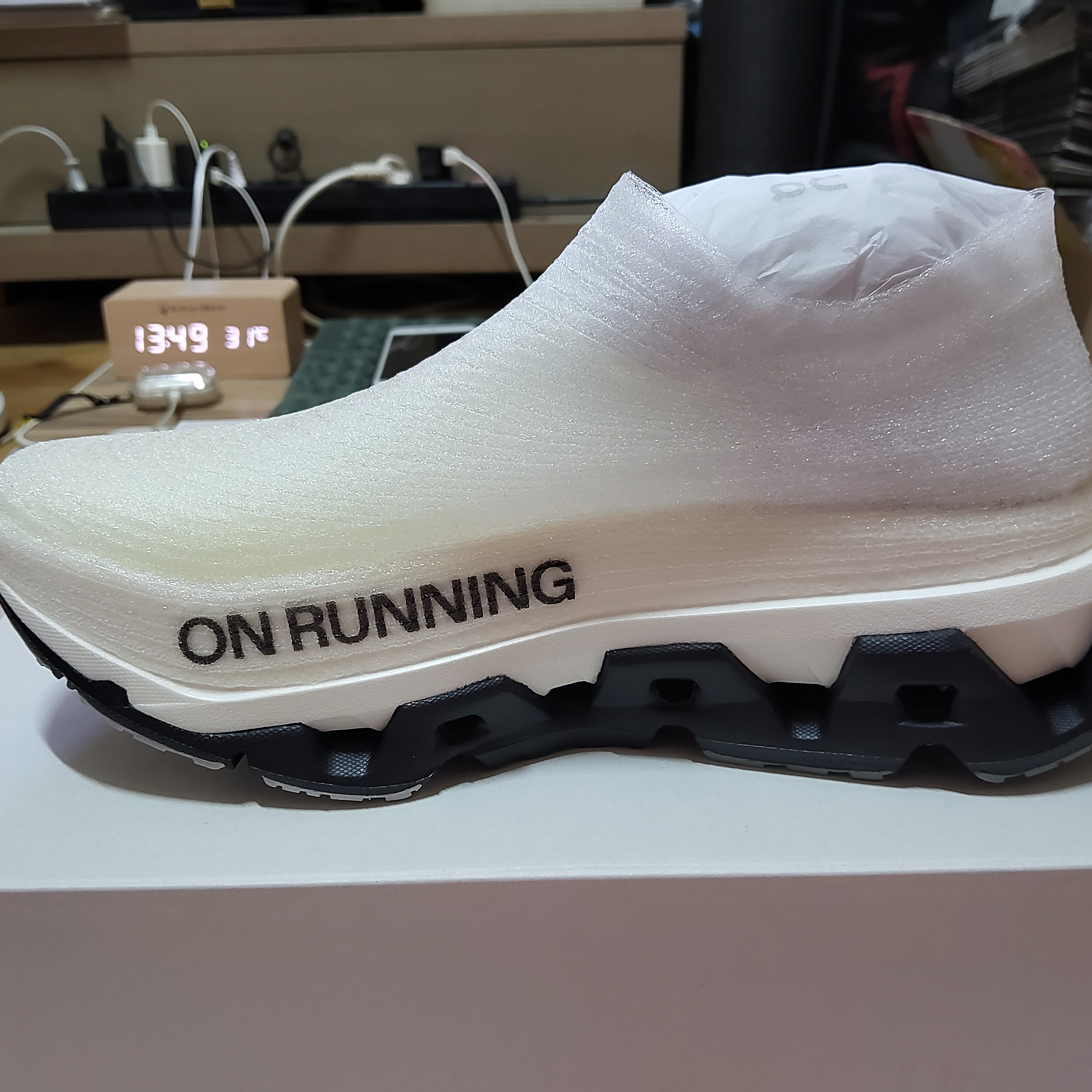 On Running LightSpray Cloudmonster 3 Hyper Black Apollo 착용 스타일 - 3