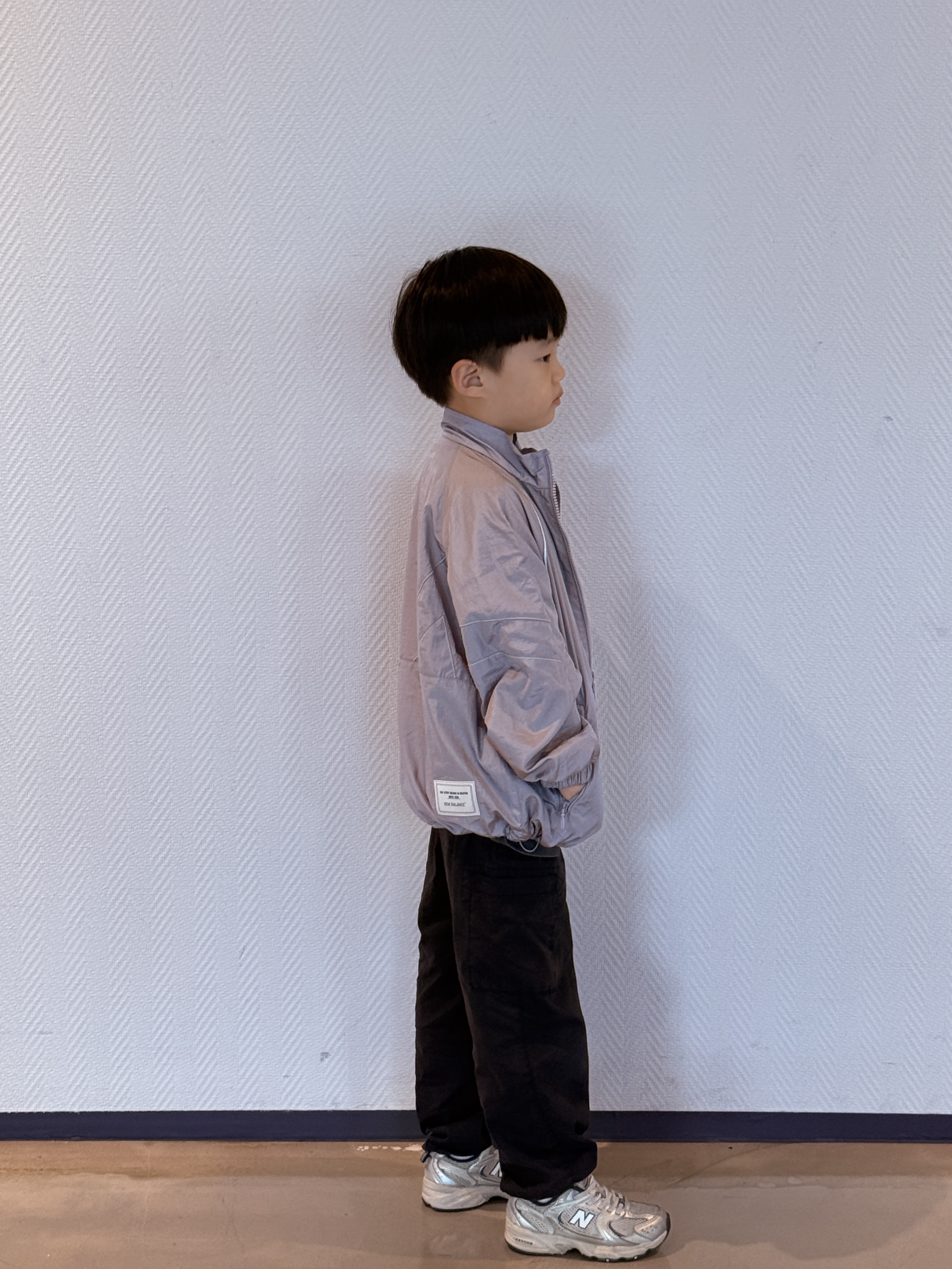 (Kids) New Balance Air Glossy Windbreaker Purple 착용 스타일 - 8