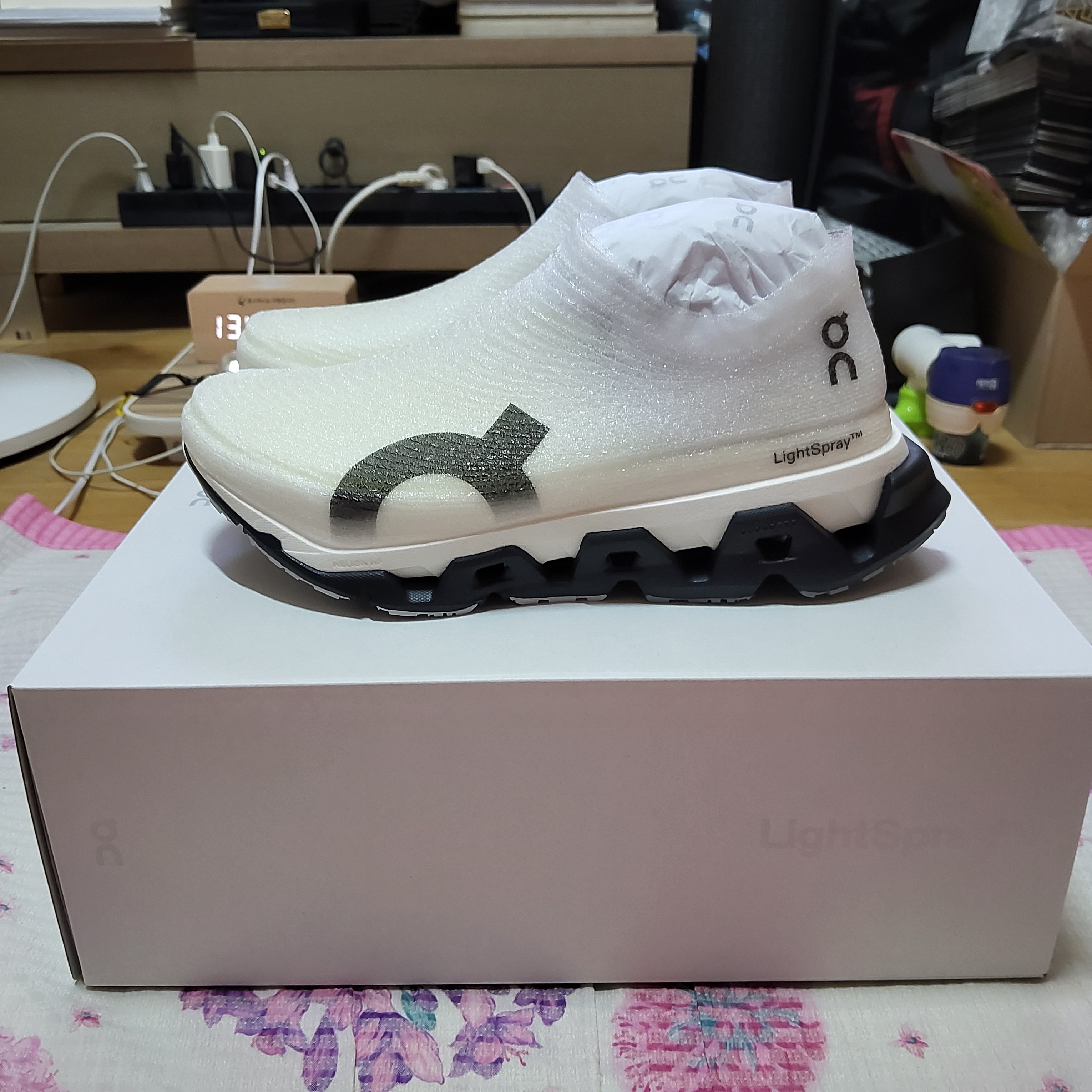 On Running LightSpray Cloudmonster 3 Hyper Black Apollo 착용 스타일 - 1
