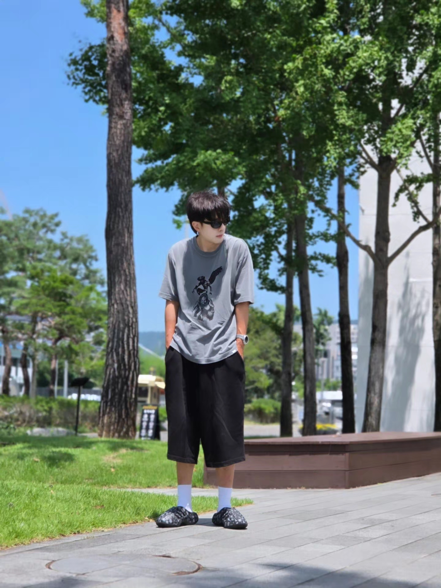 [KREAM 단독] NOMANUAL Devil Ring Damaged T-shirt Washed Charcoal, Adidas x Thug Club Adifom Iiinfinity Mule Core Black 착용 스타일 - 3