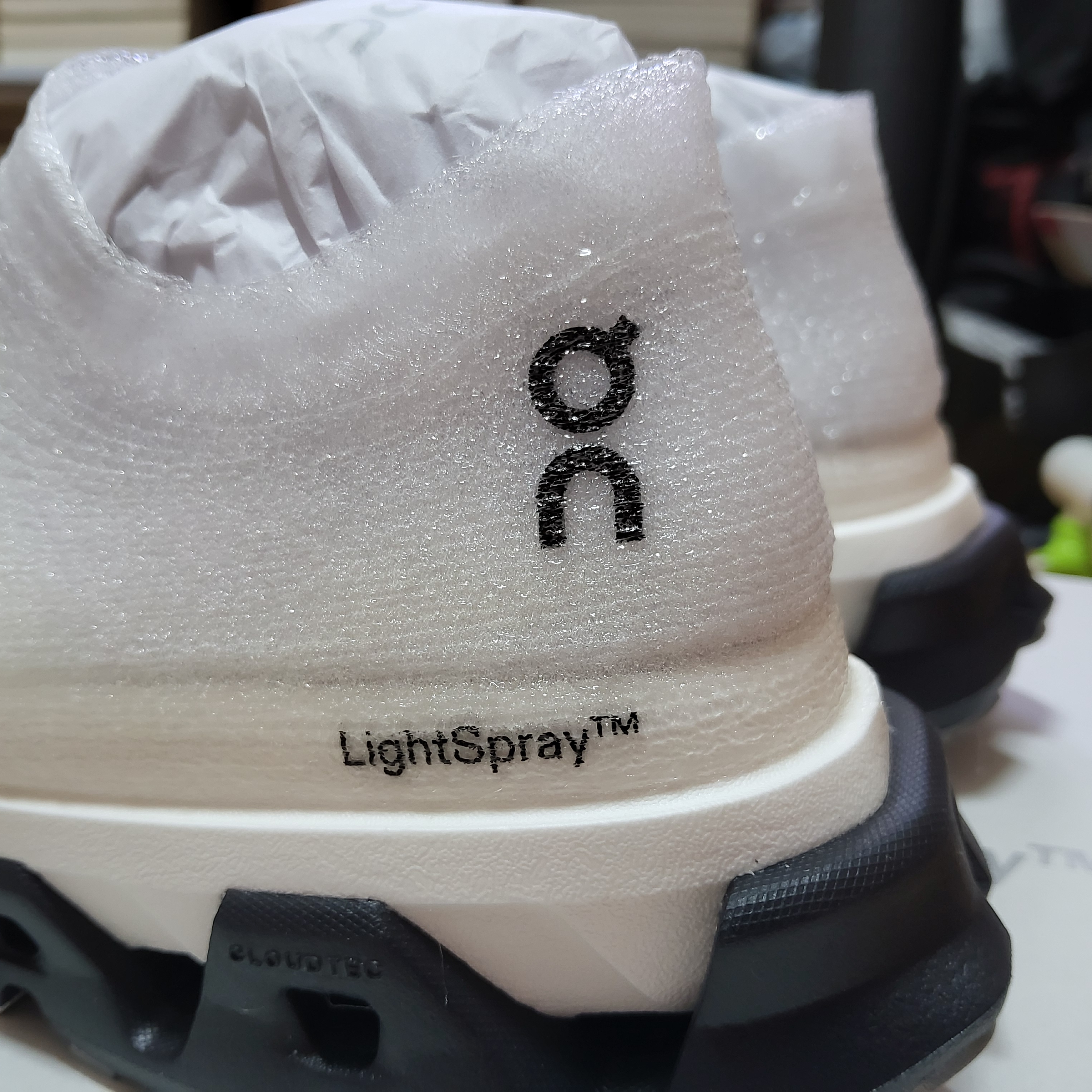 On Running LightSpray Cloudmonster 3 Hyper Black Apollo 착용 스타일 - 5