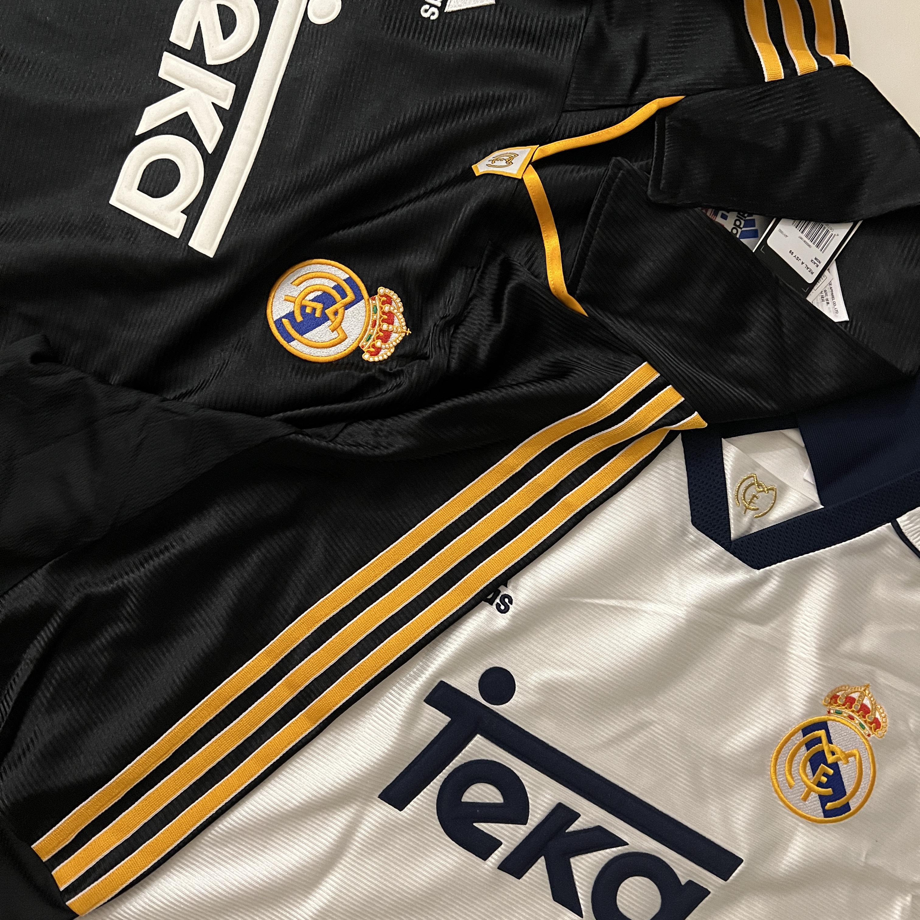 Adidas Real Madrid 99/00 Home Jersey White - KR Sizing (Non Marking Ver.), Adidas Real Madrid 99/00 Away Jersey Black - KR Sizing (Non Marking Ver.) 착용 스타일