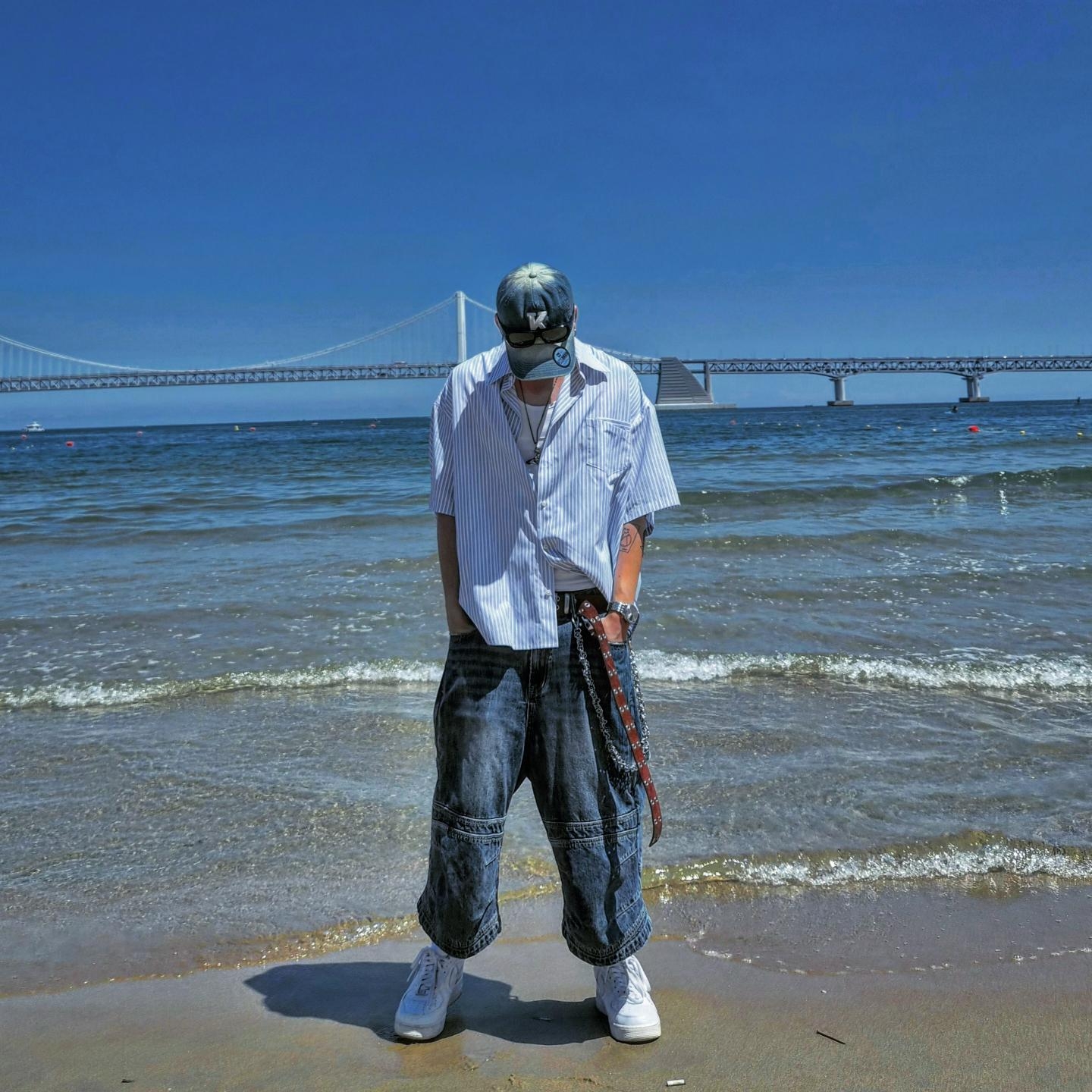 Kamien x Koin Seoul K Logo Ball Cap Blue Denim, Kamien Box Stripe Half Shirt Blue 착용 스타일