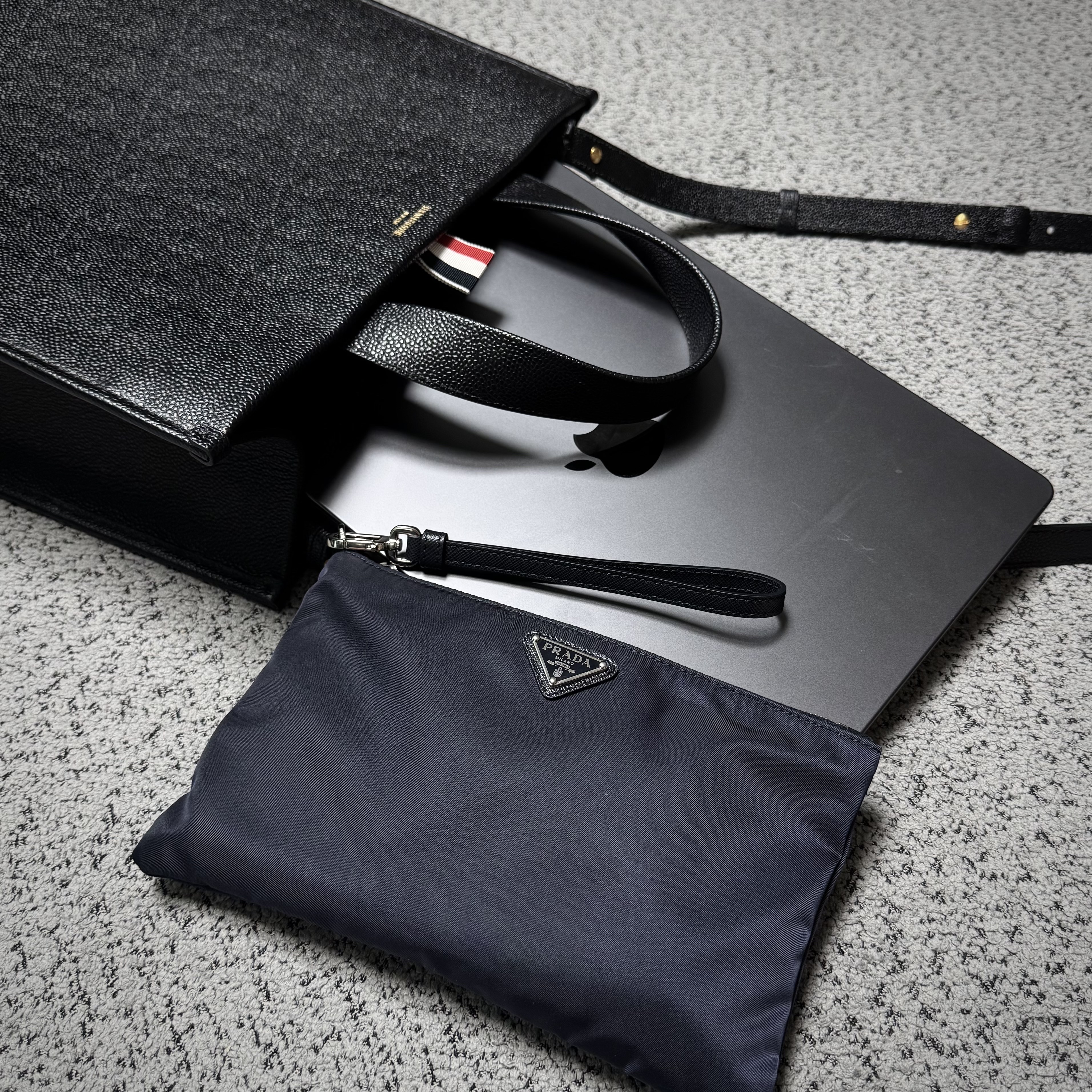 Hermes Citizen Twill Compact Wallet Evercolor & Etoupe Bleu De France Bleu Saphir, Bottega Veneta Business Card Case Black 착용 스타일 - 3