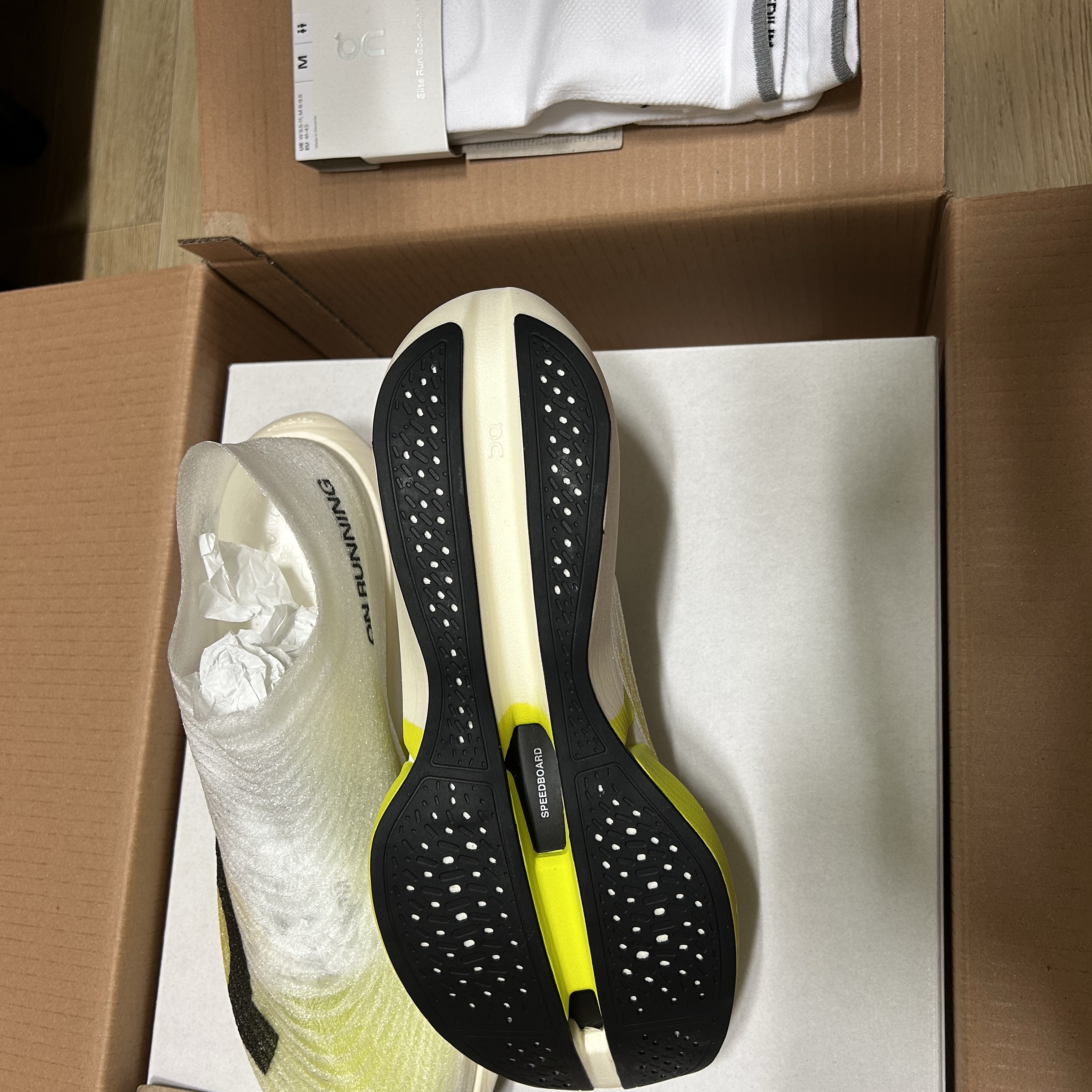 On Running LightSpray Cloudboom Strike 2 White Lime 착용 스타일 - 3