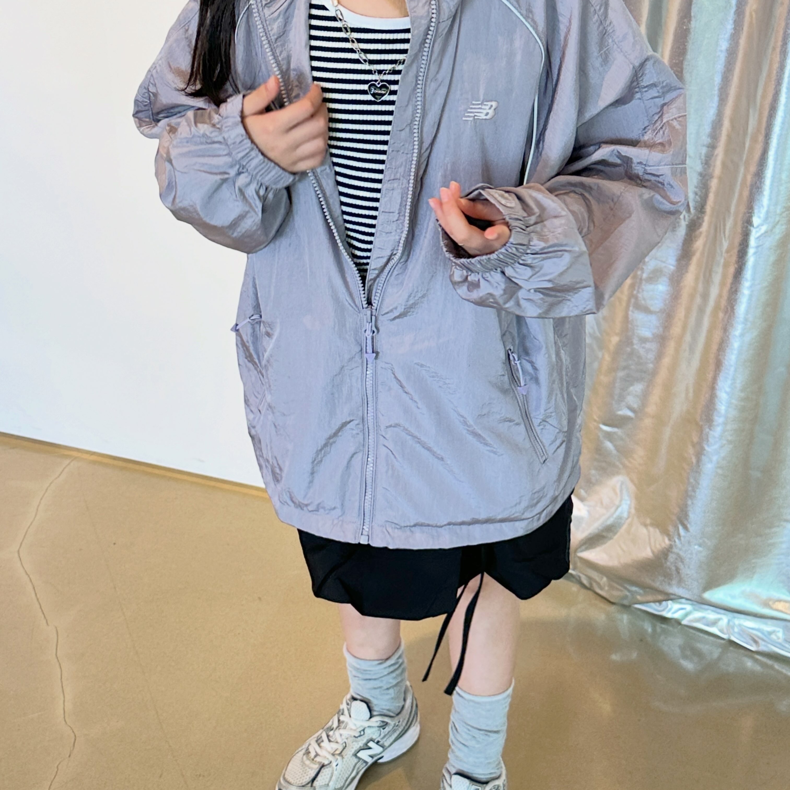 (Kids) New Balance Air Glossy Windbreaker Purple 착용 스타일 - 2