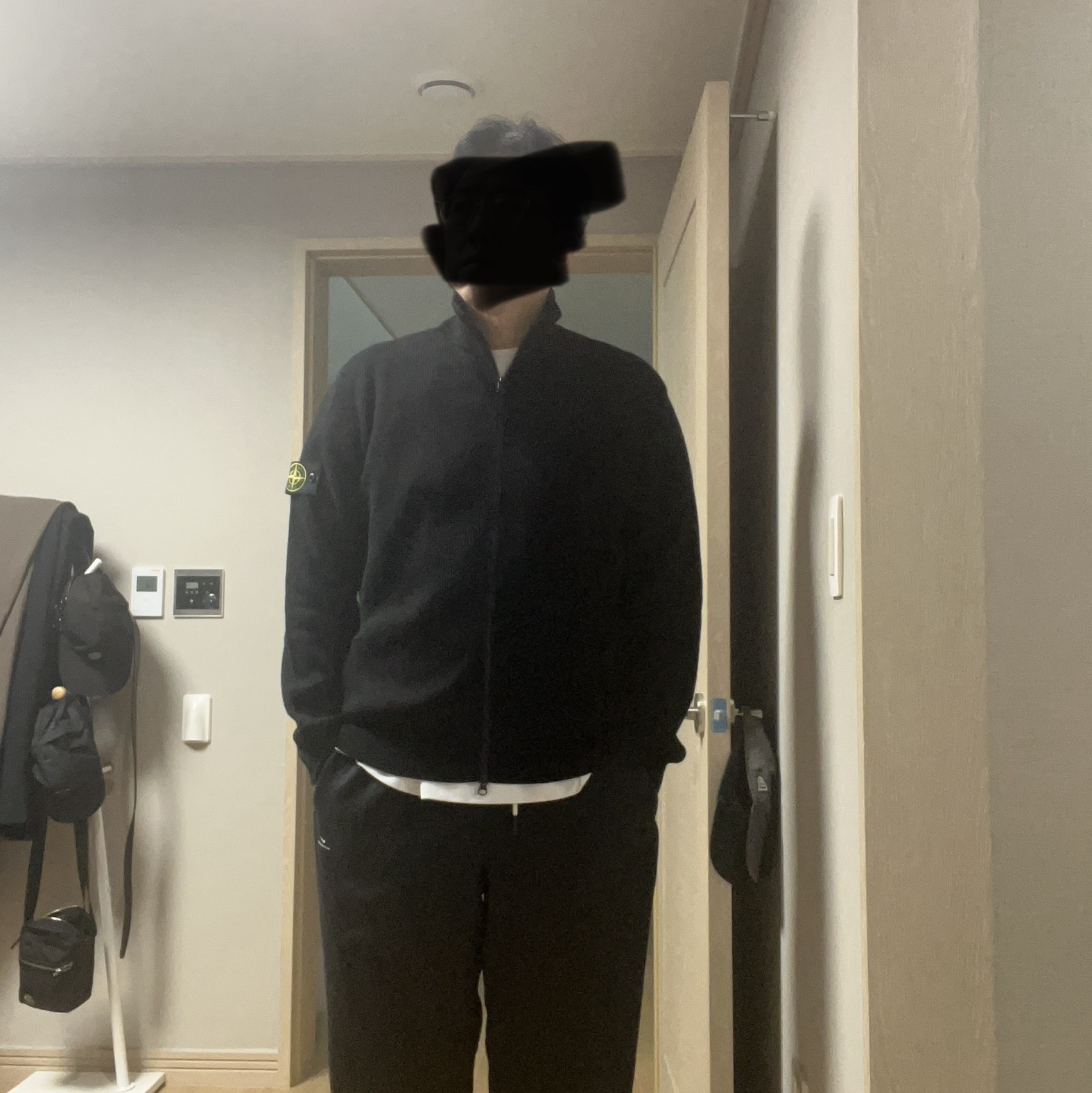 Stone Island 5100126 Ribbed Soft Organic Cotton Regular-Fit Zip-Up Jumper Black - 26SS 착용 스타일