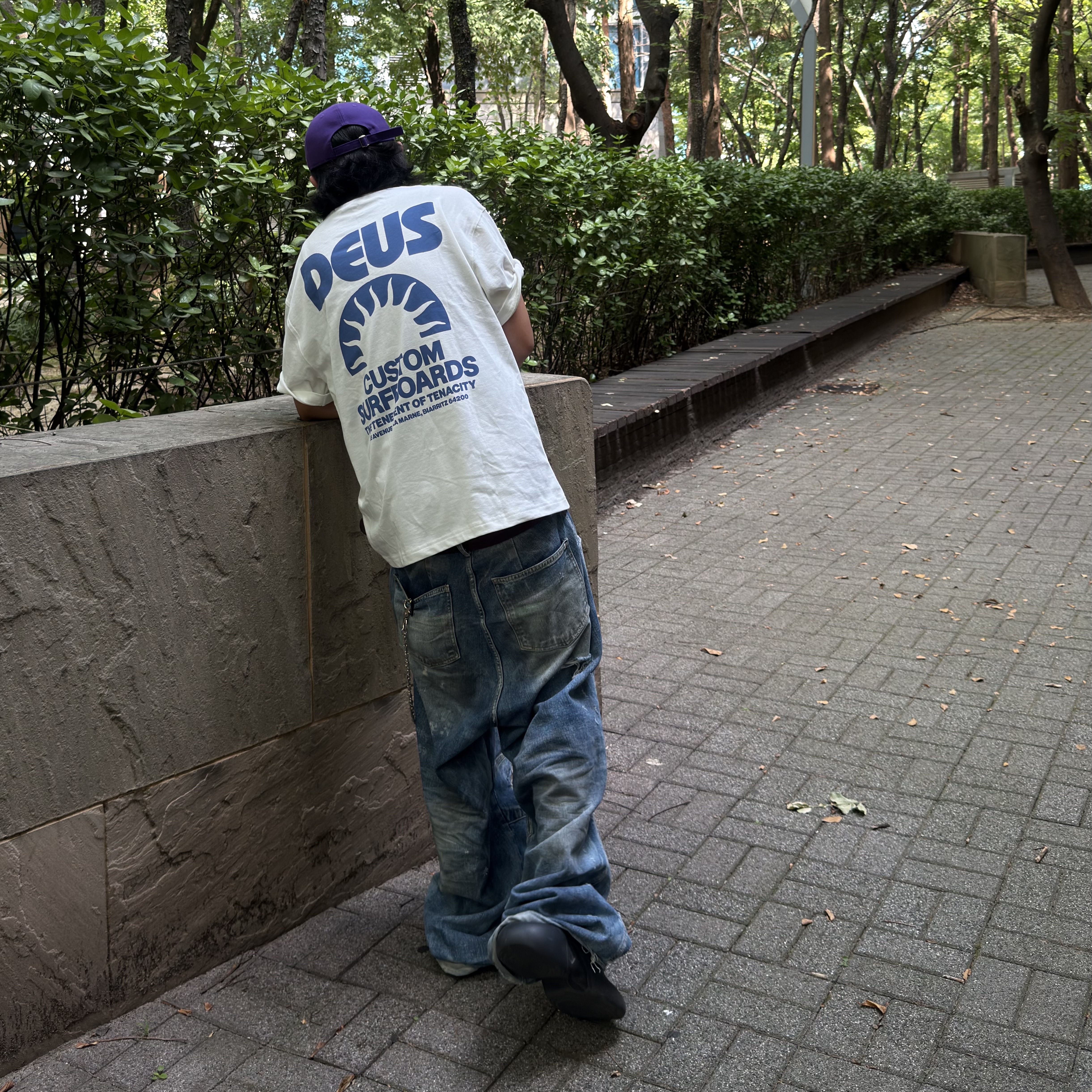 Deus Ex Machina Melodies T-Shirt White, New Era x MoMA New York Yankees Cap Black 착용 스타일 - 1