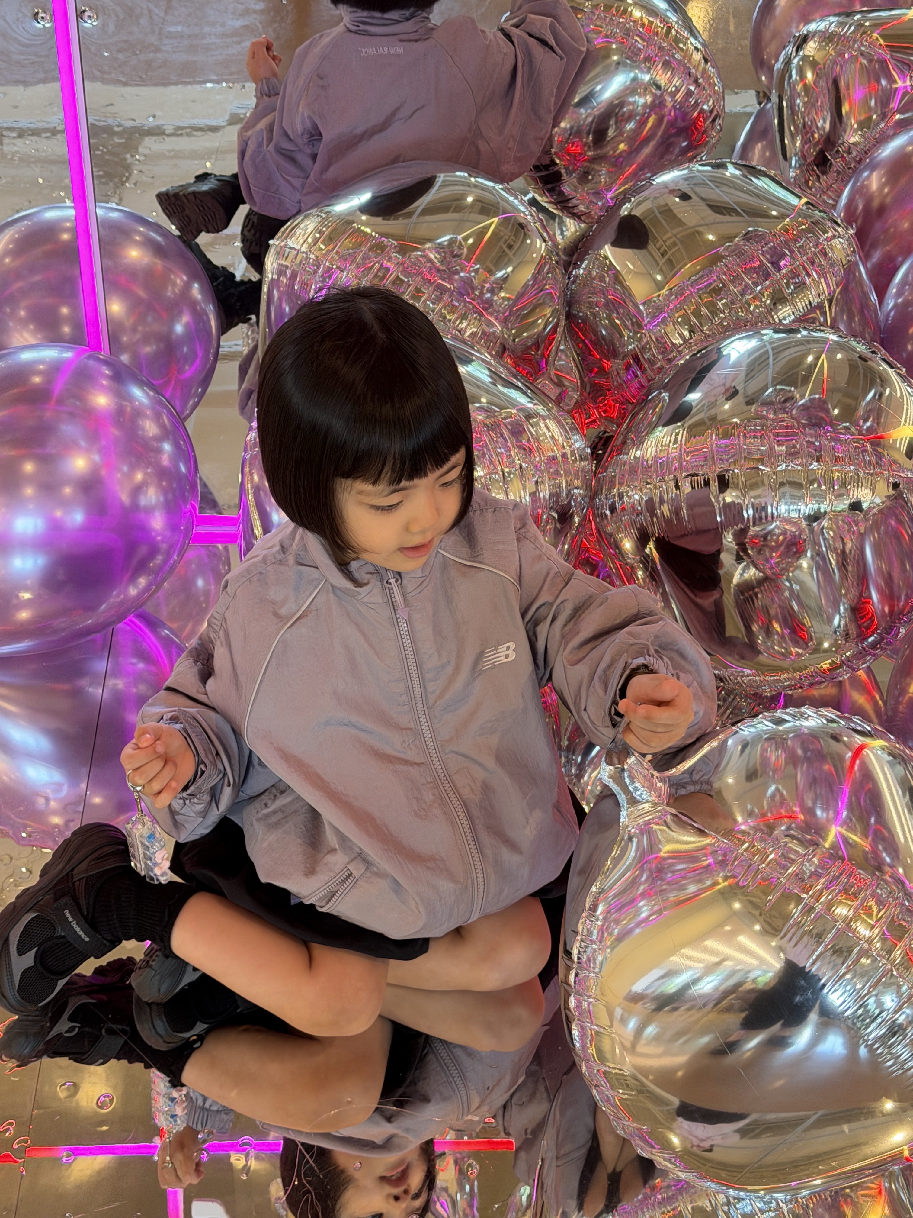 (Kids) New Balance Air Glossy Windbreaker Purple 착용 스타일 - 3