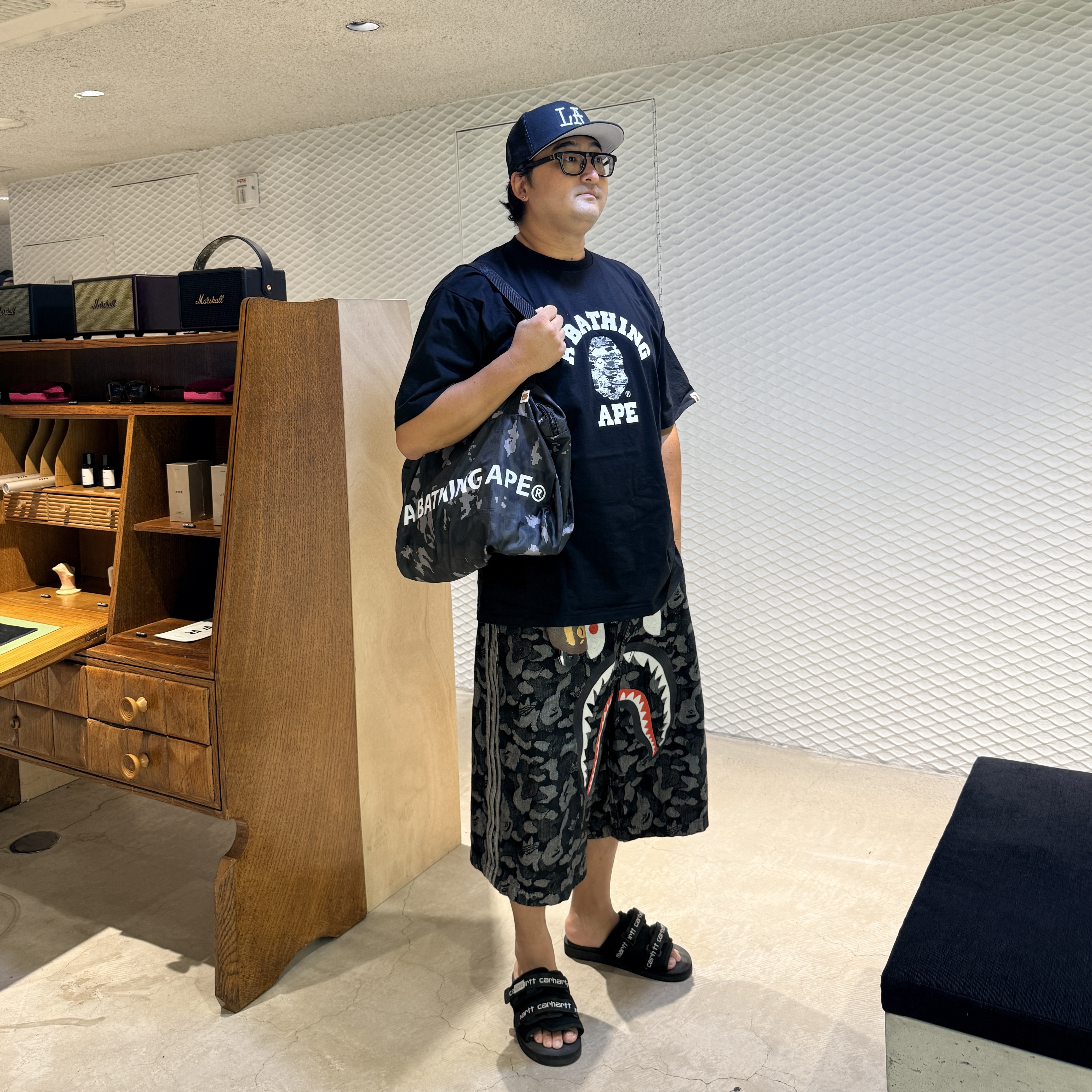 Stussy LA Mesh Back New Era Cap Black, BAPE Palm Tree Camo College T-Shirt Black Blue 착용 스타일 - 2