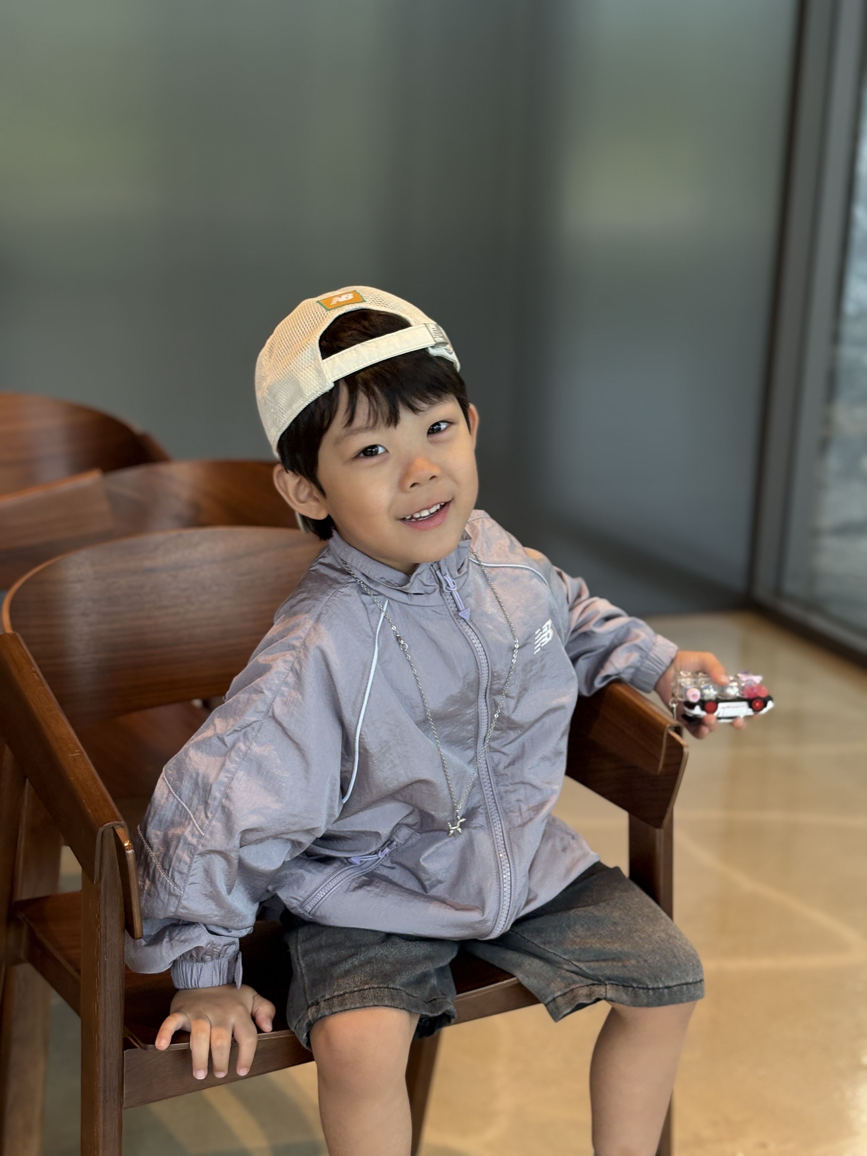 (Kids) New Balance Air Glossy Windbreaker Purple 착용 스타일 - 1