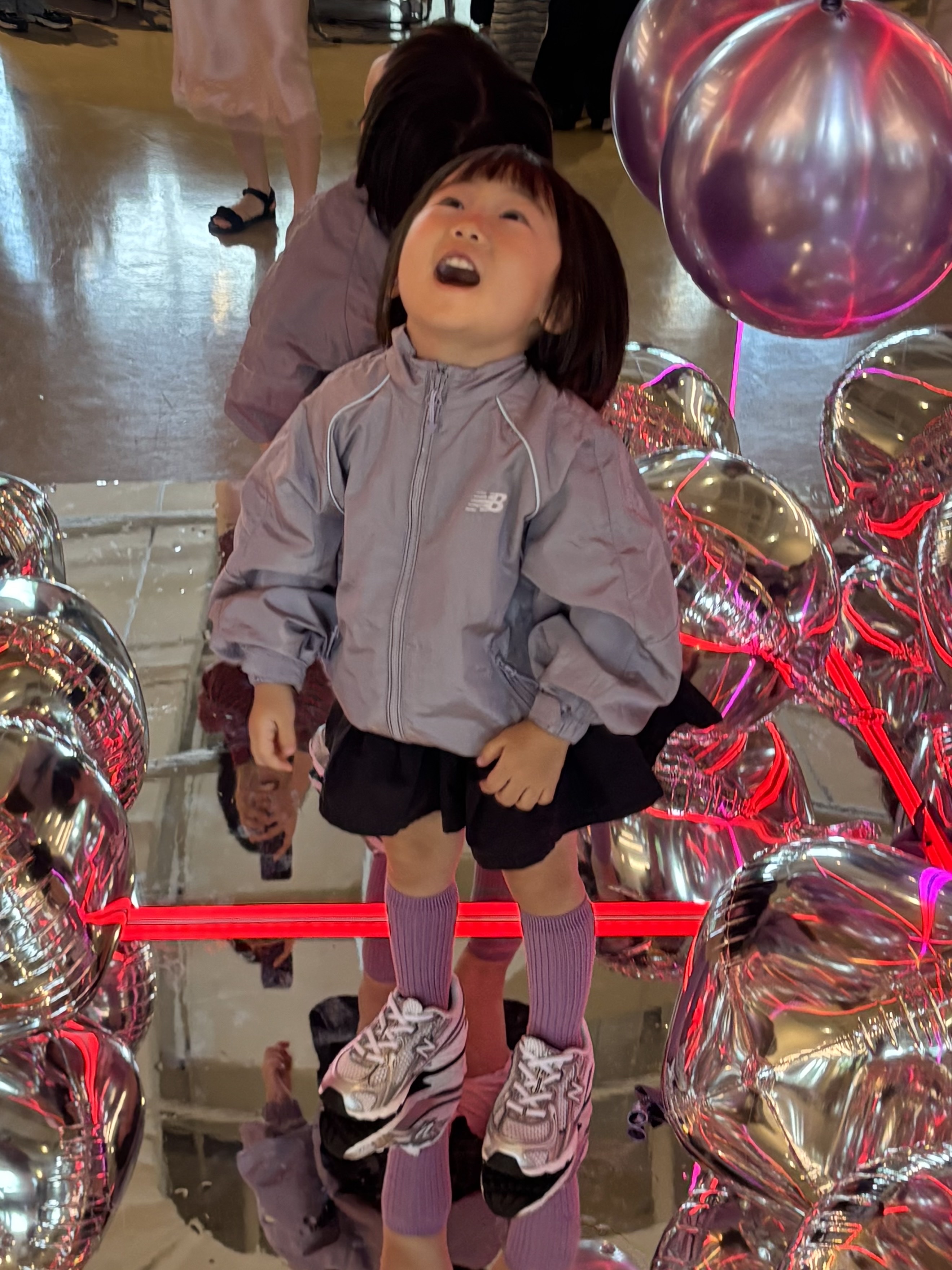 (Kids) New Balance Air Glossy Windbreaker Purple 착용 스타일 - 9