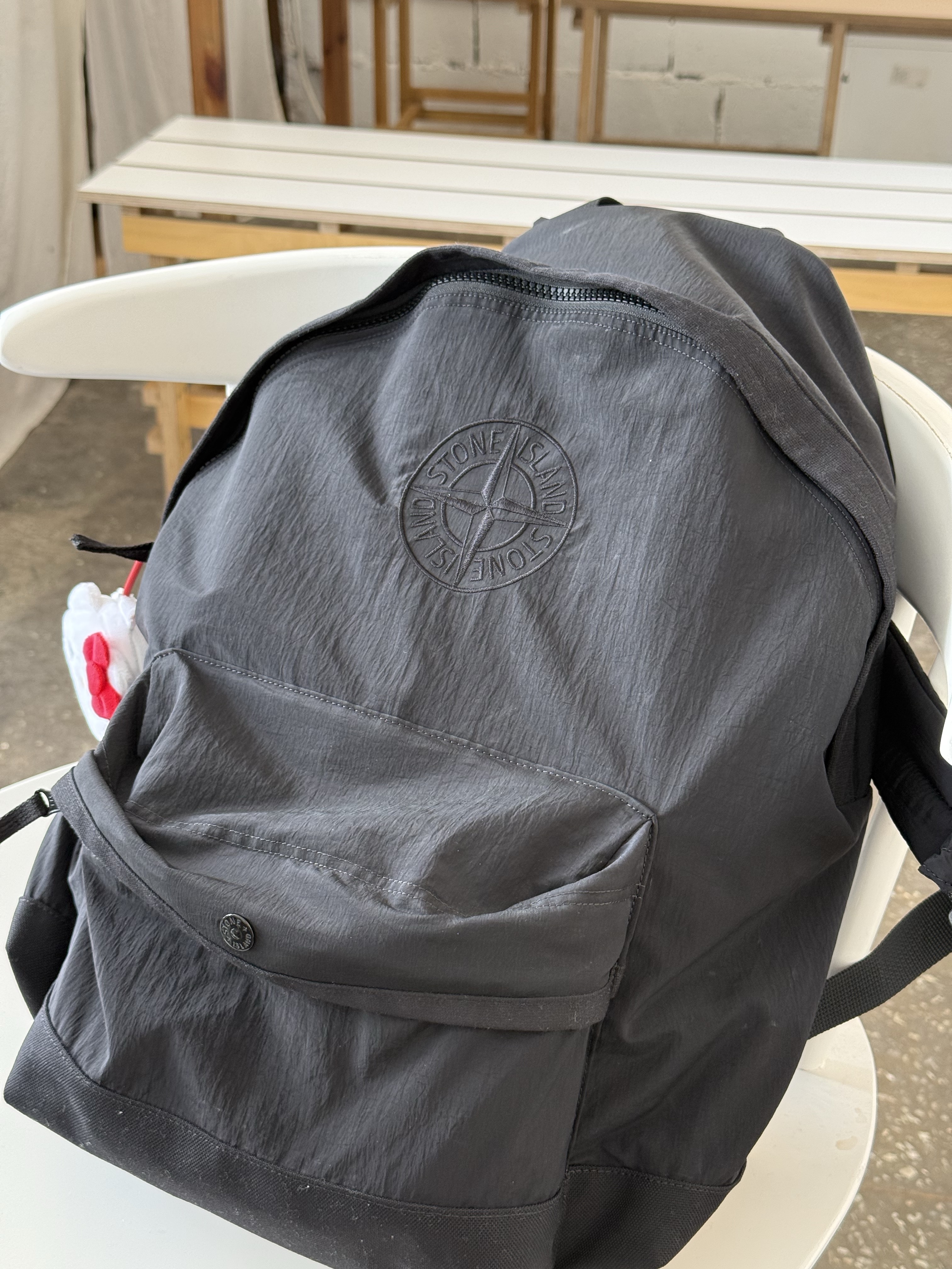 (Kids) Stone Island 9200002 Nylon Metal in Econyl Backpack with Padded Straps and Pockets Black - 25FW 착용 스타일 - 1