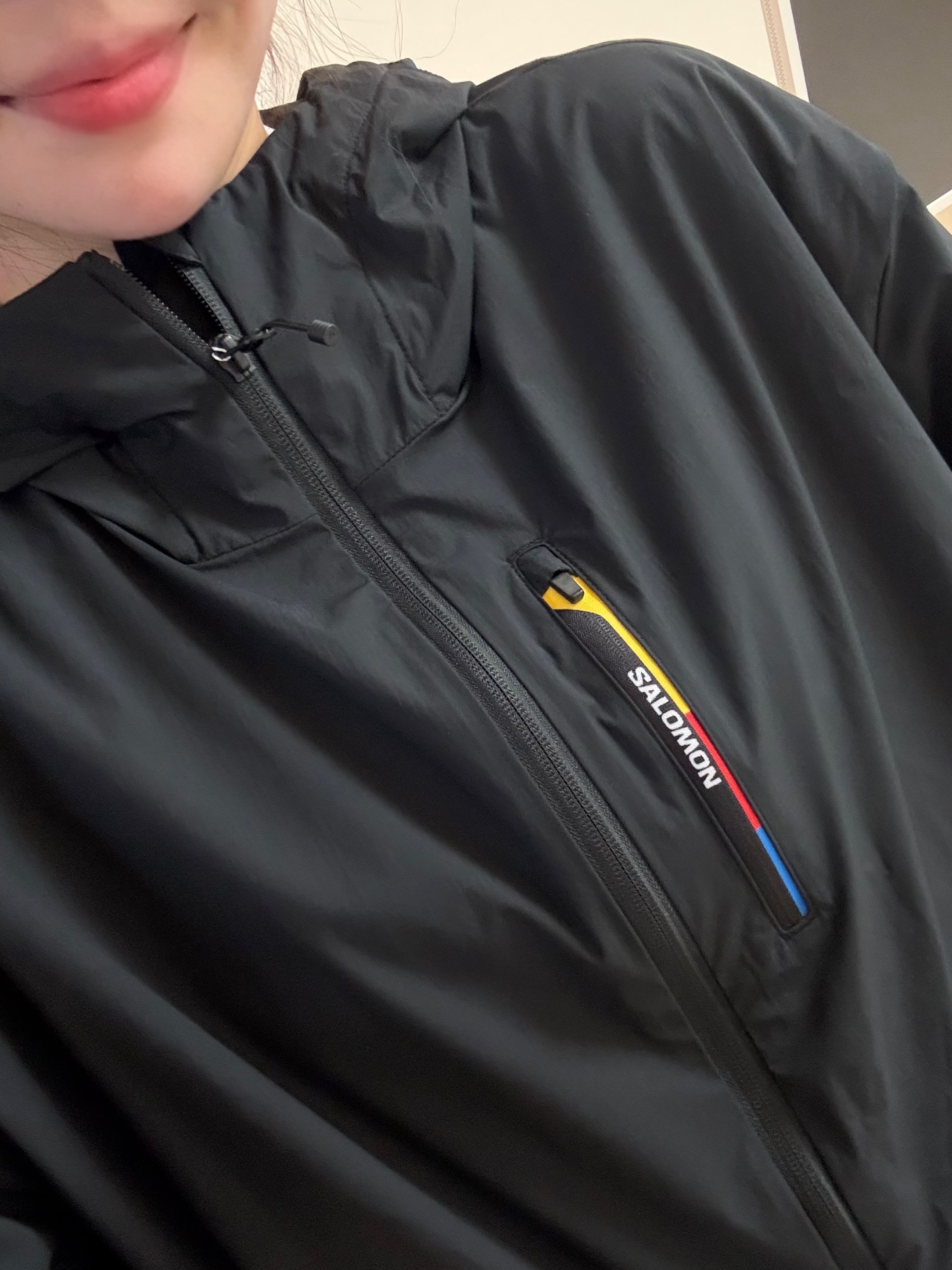 Salomon Modisay Windshell Jacket Deep Black 착용 스타일