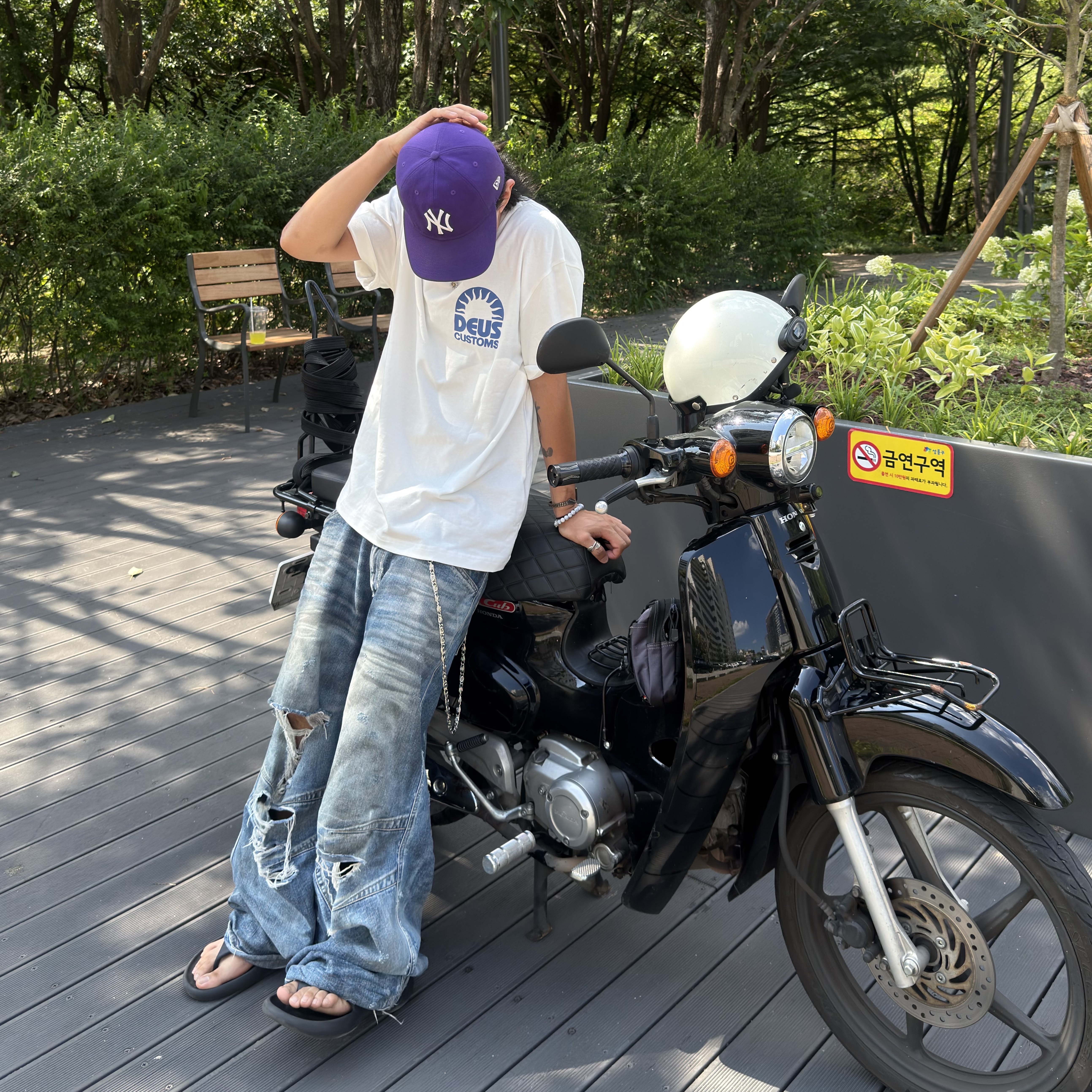 Deus Ex Machina Melodies T-Shirt White, New Era x MoMA New York Yankees Cap Black 착용 스타일 - 4